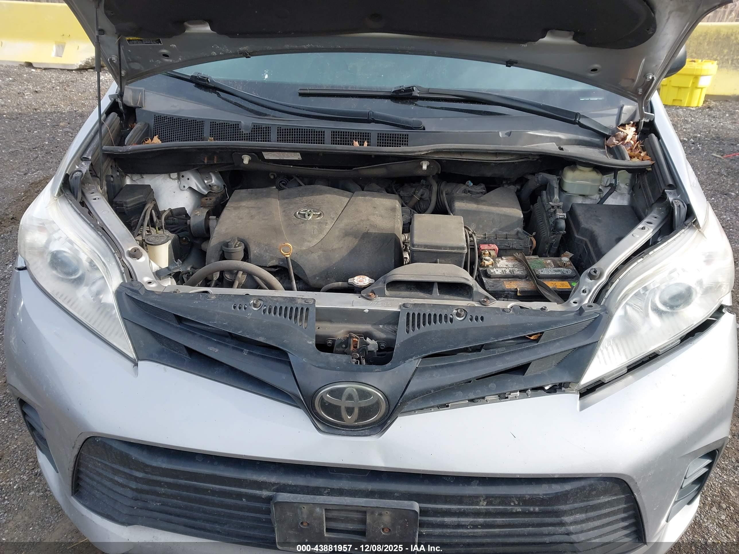 TOYOTA SIENNA image 10