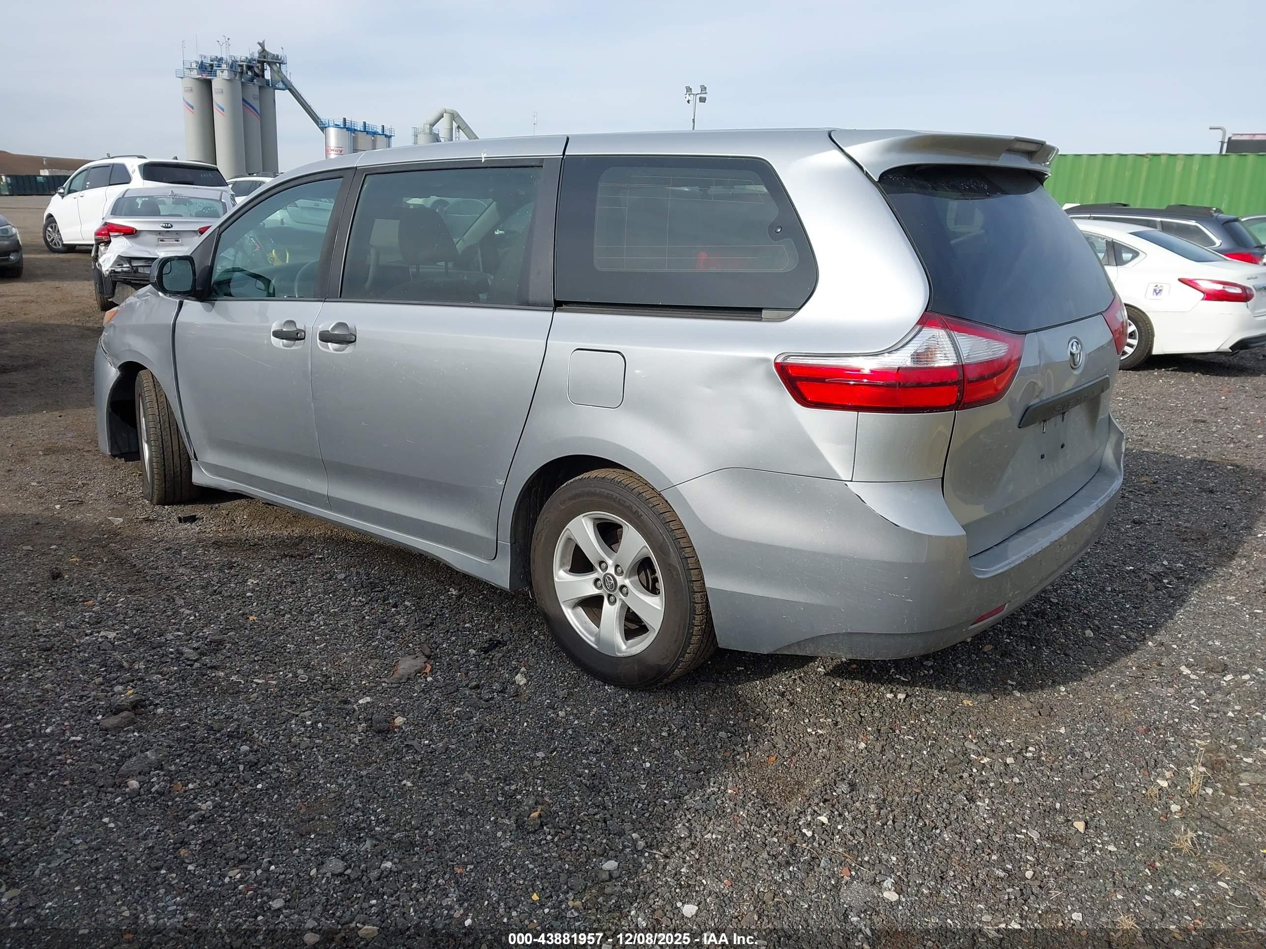 TOYOTA SIENNA image 3