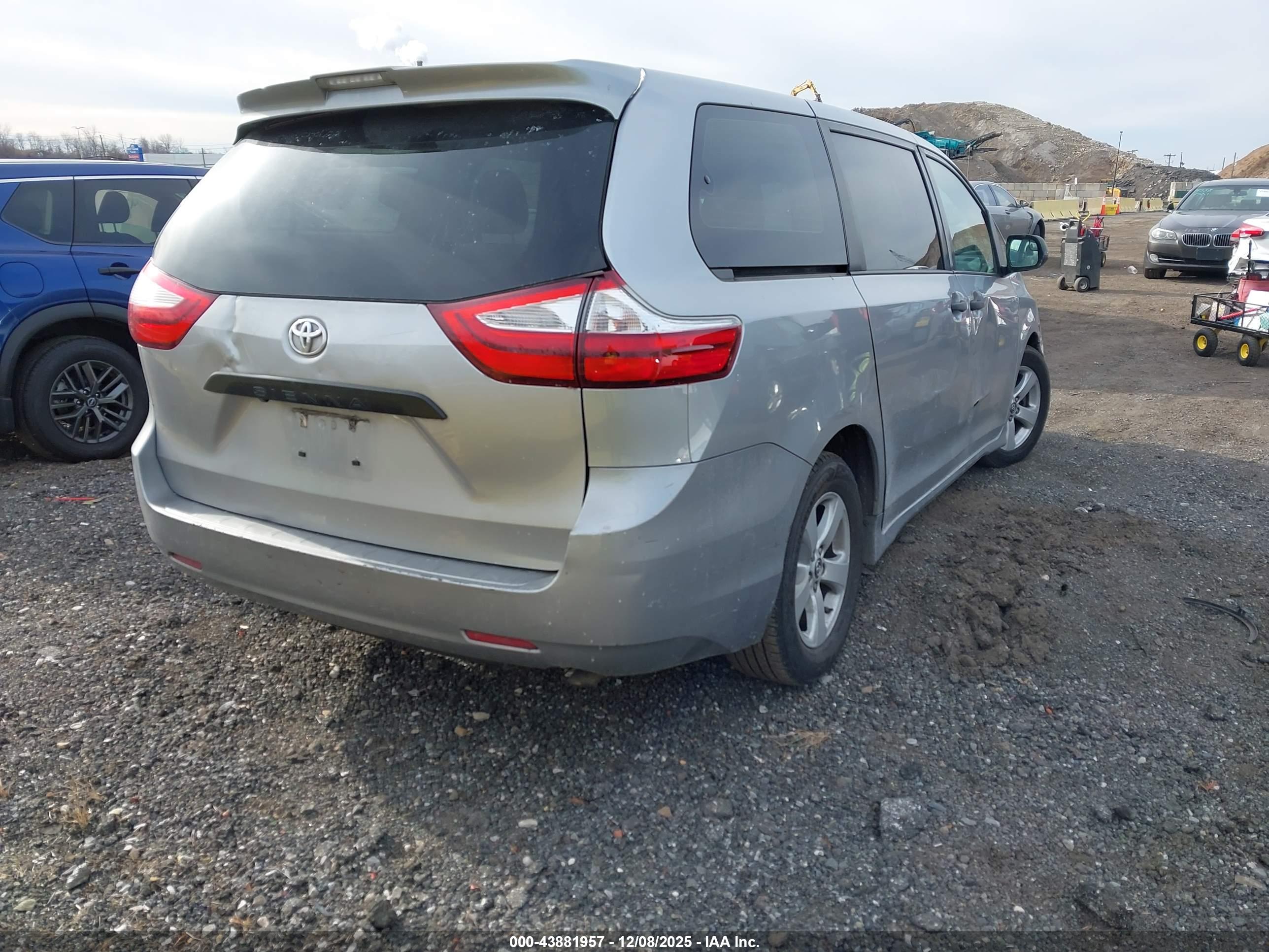 TOYOTA SIENNA image 4