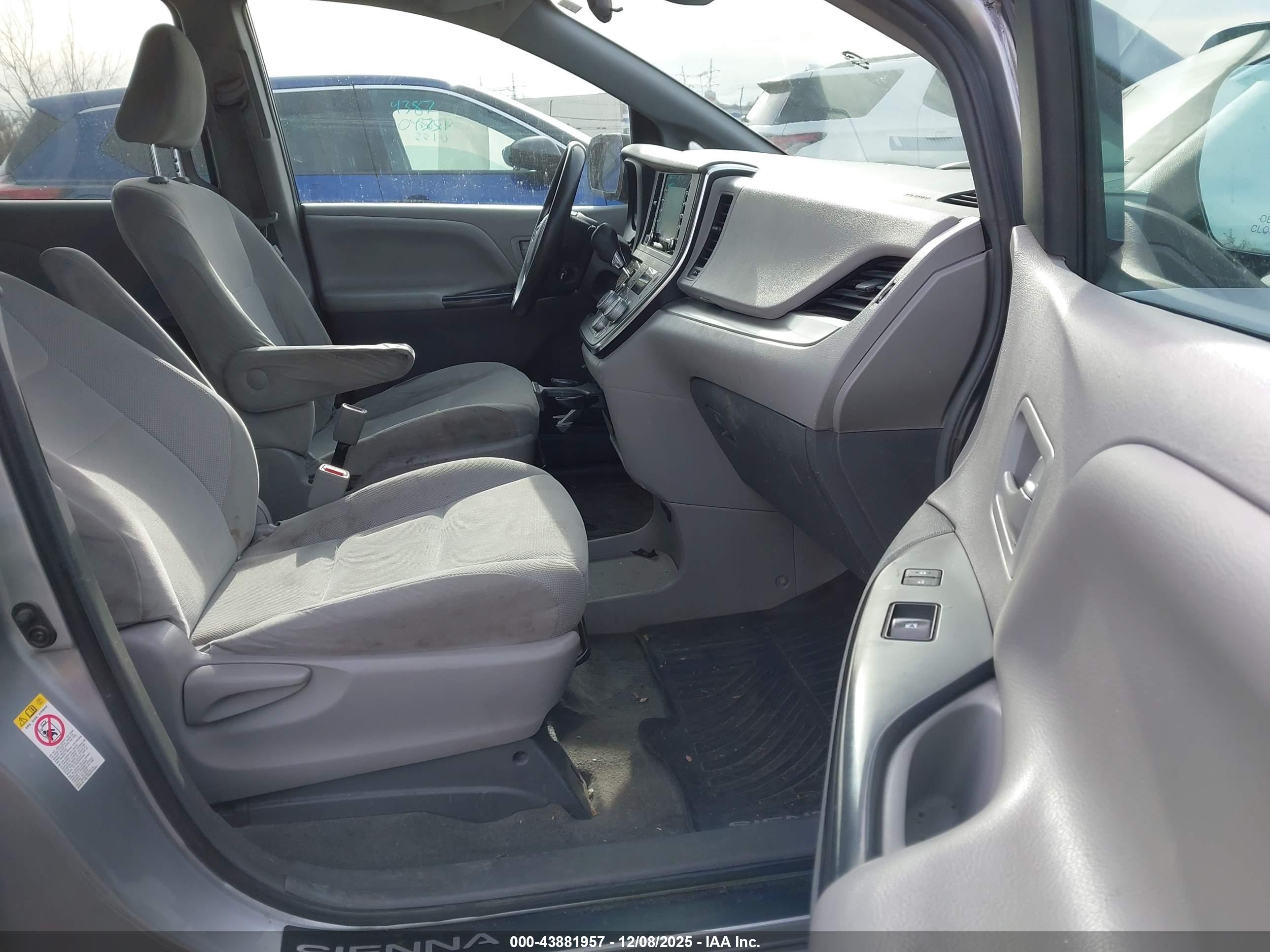 TOYOTA SIENNA image 5