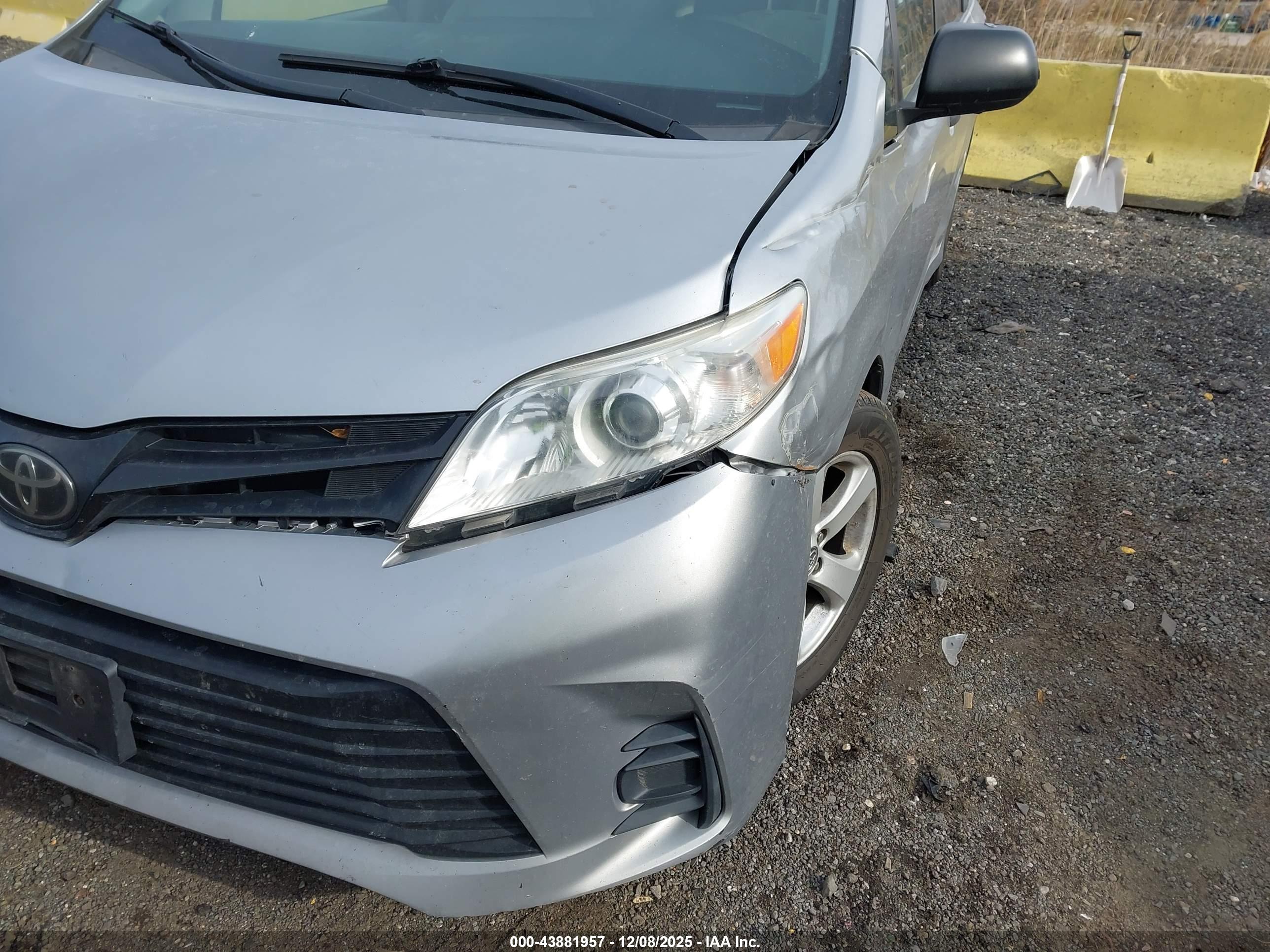 TOYOTA SIENNA image 6