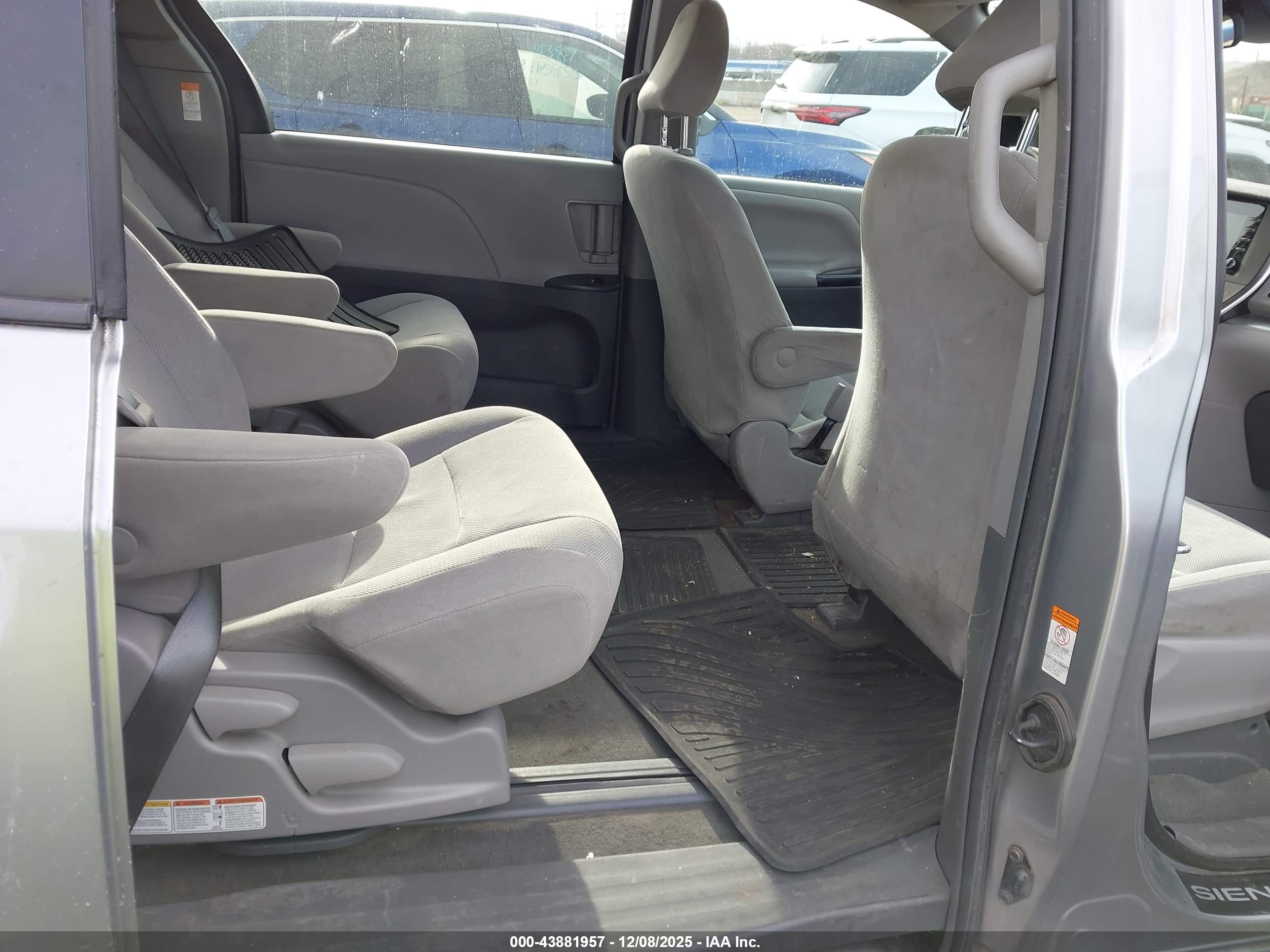 TOYOTA SIENNA image 8