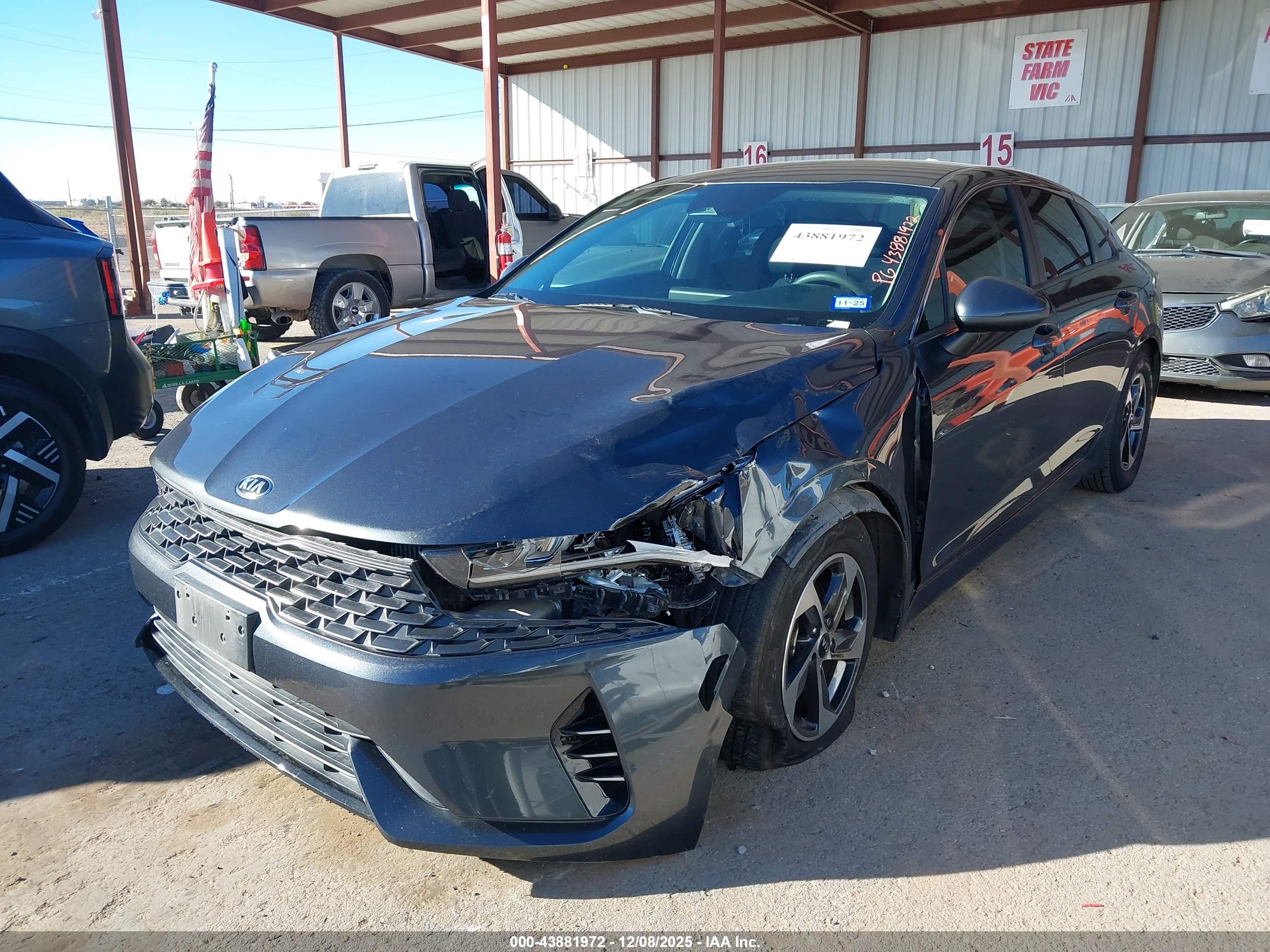 KIA K5 image 2