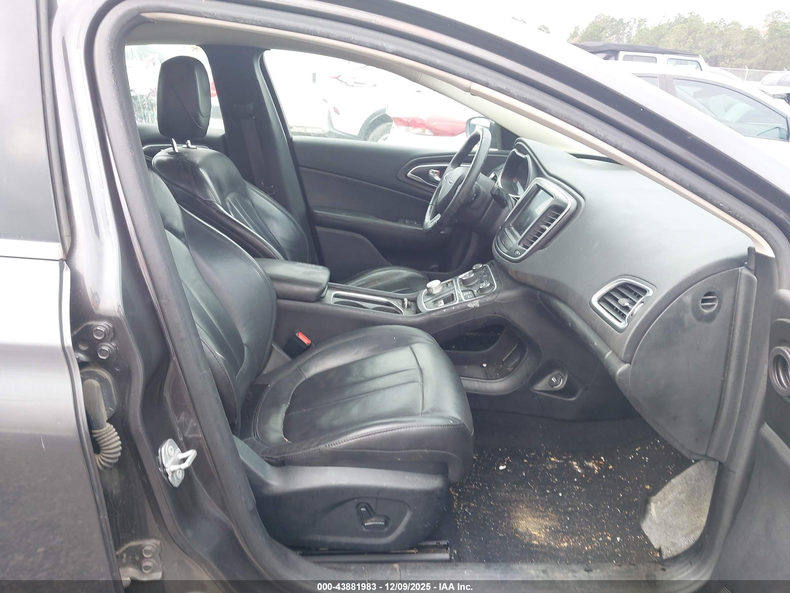 CHRYSLER 200 image 5