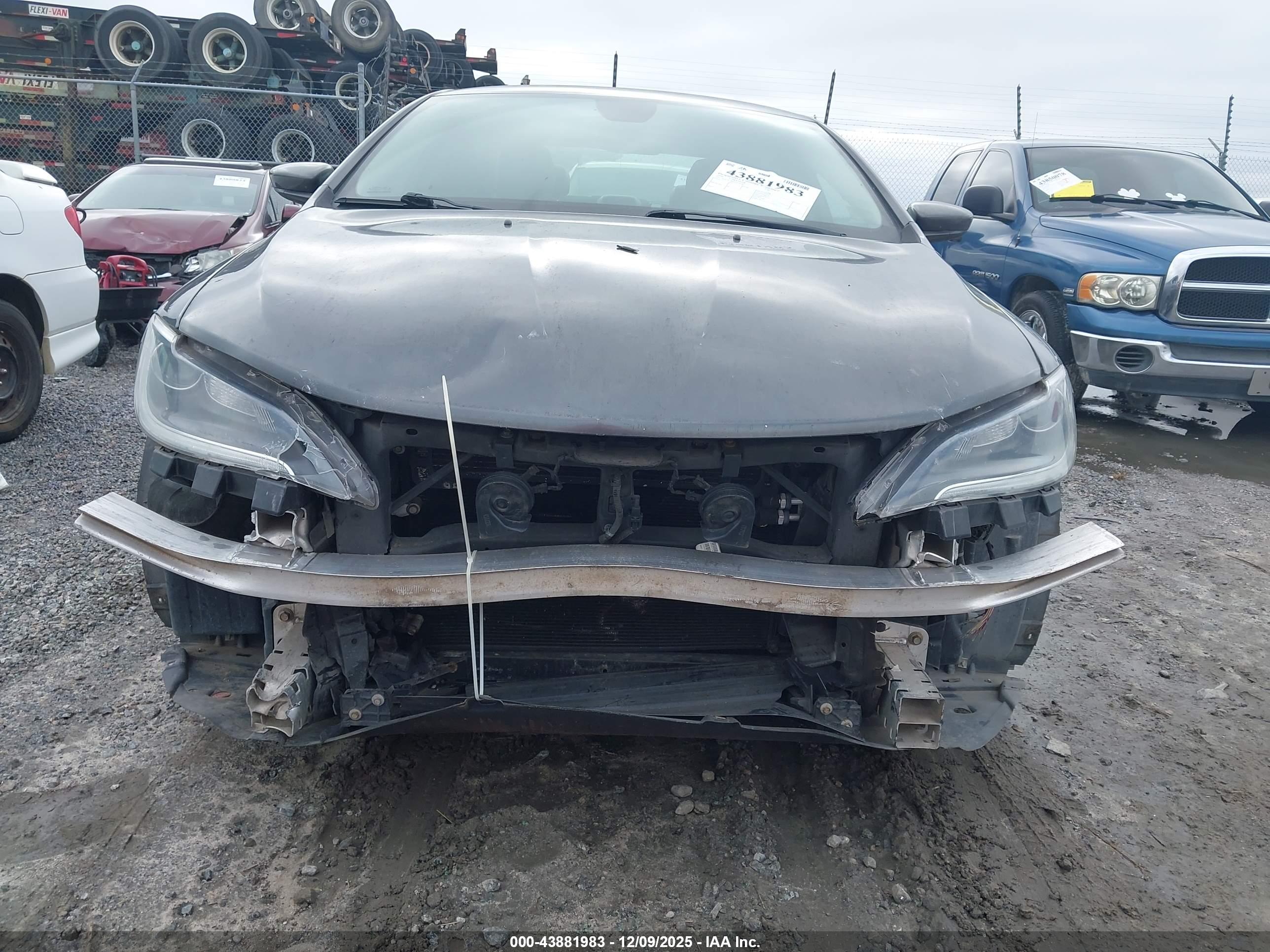 CHRYSLER 200 image 6