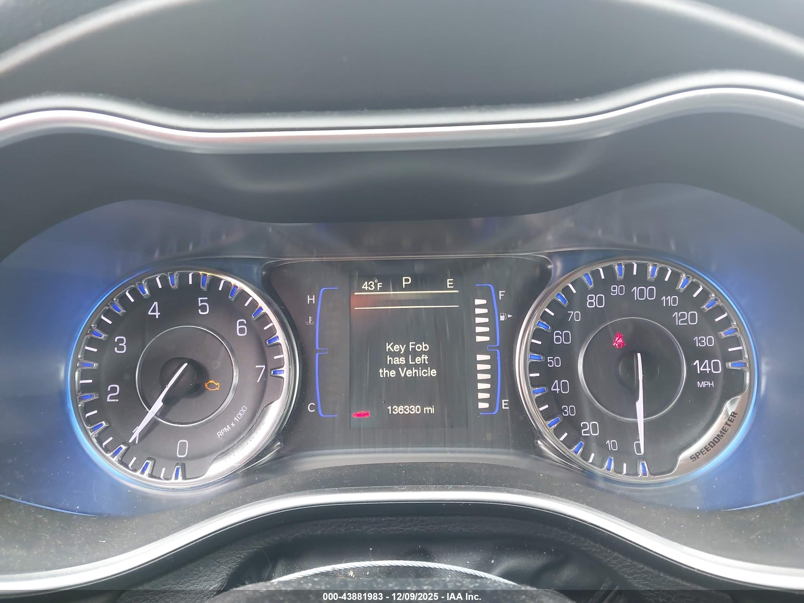 CHRYSLER 200 image 7