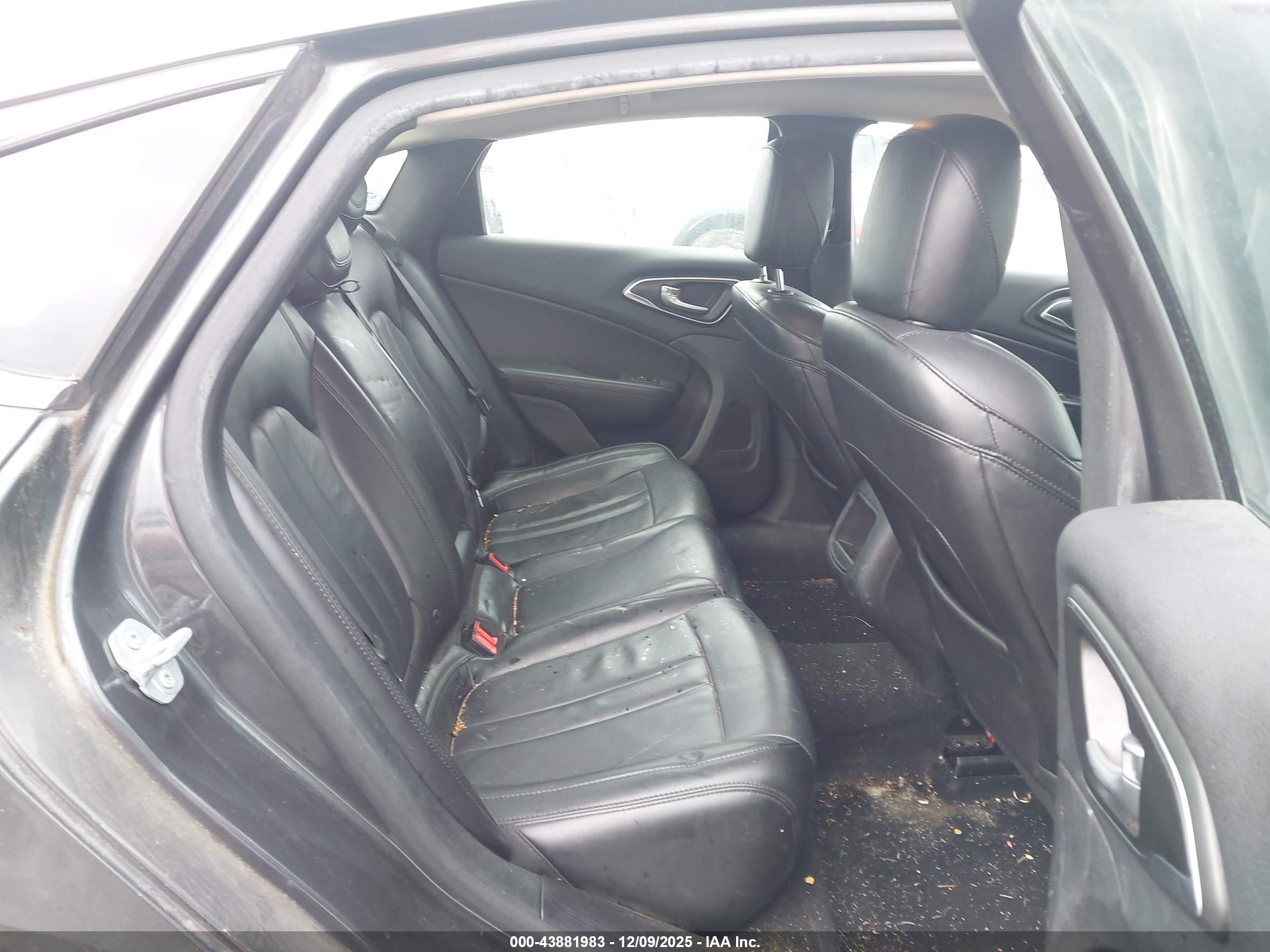 CHRYSLER 200 image 8