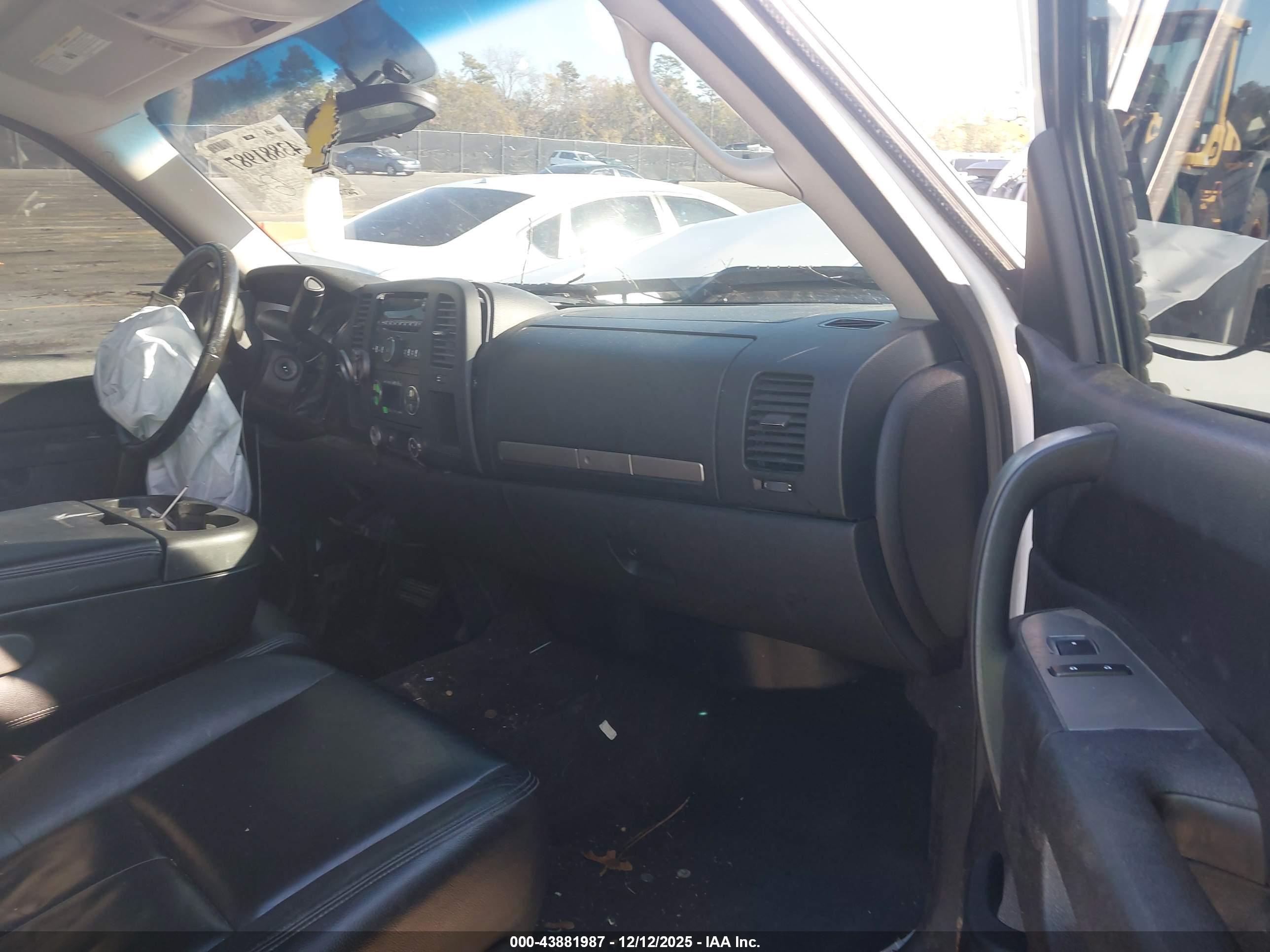 CHEVROLET SILVERADO image 5