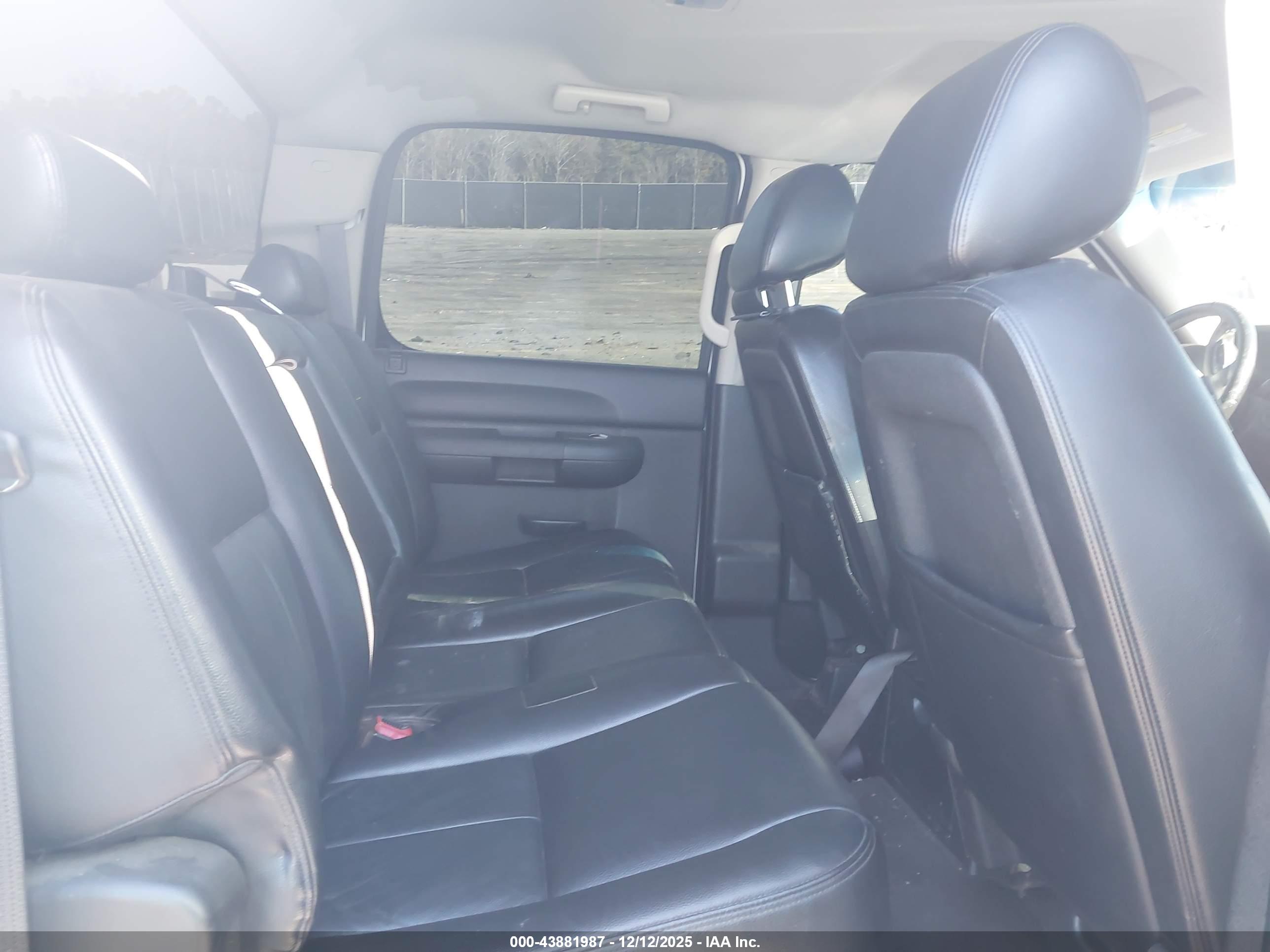 CHEVROLET SILVERADO image 8