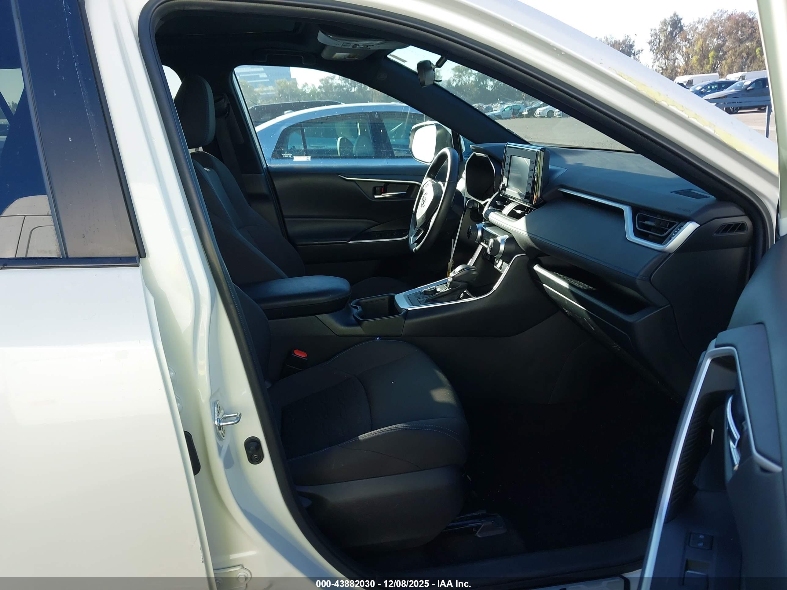 TOYOTA RAV4 image 5