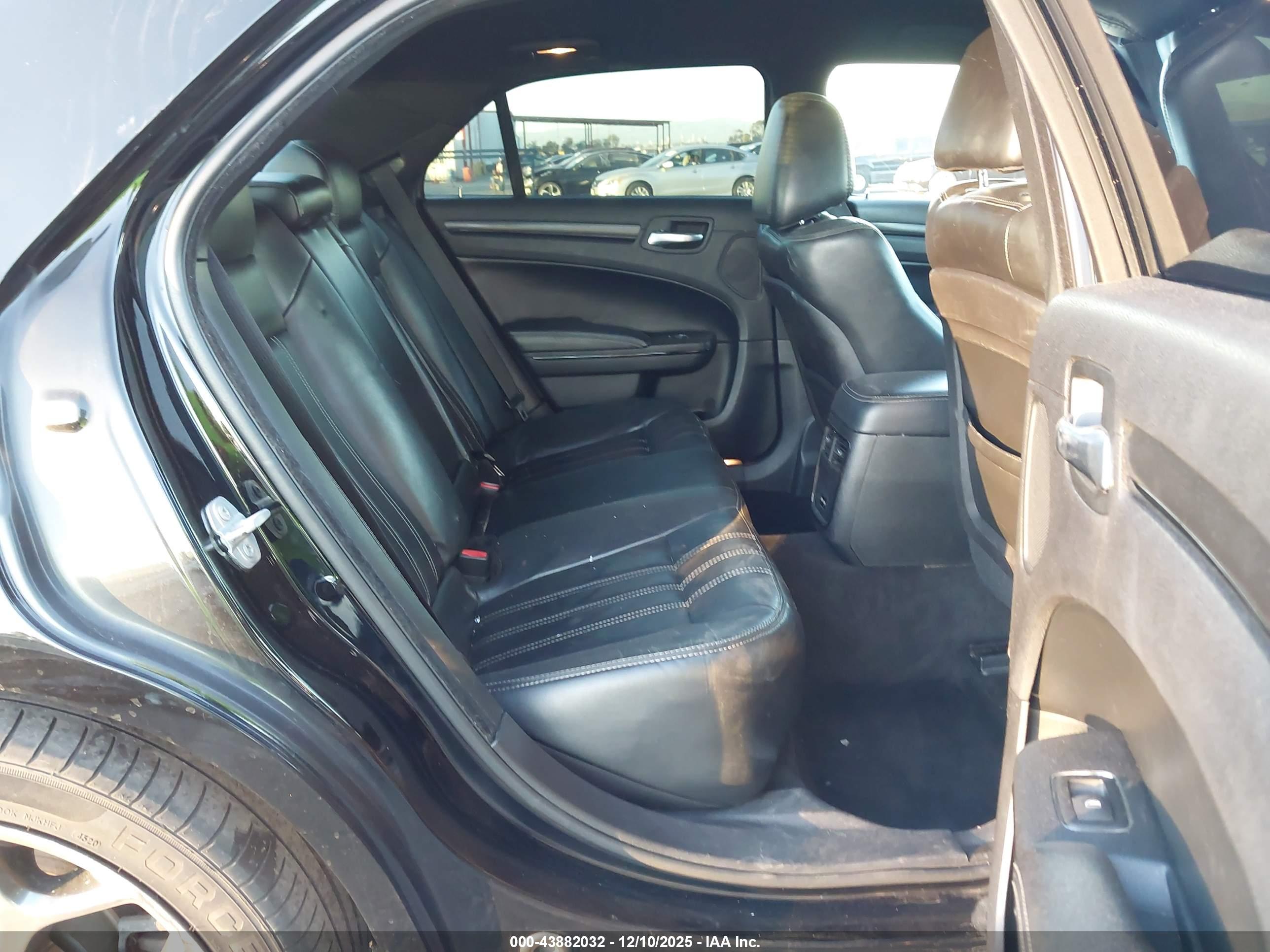 CHRYSLER 300 image 8