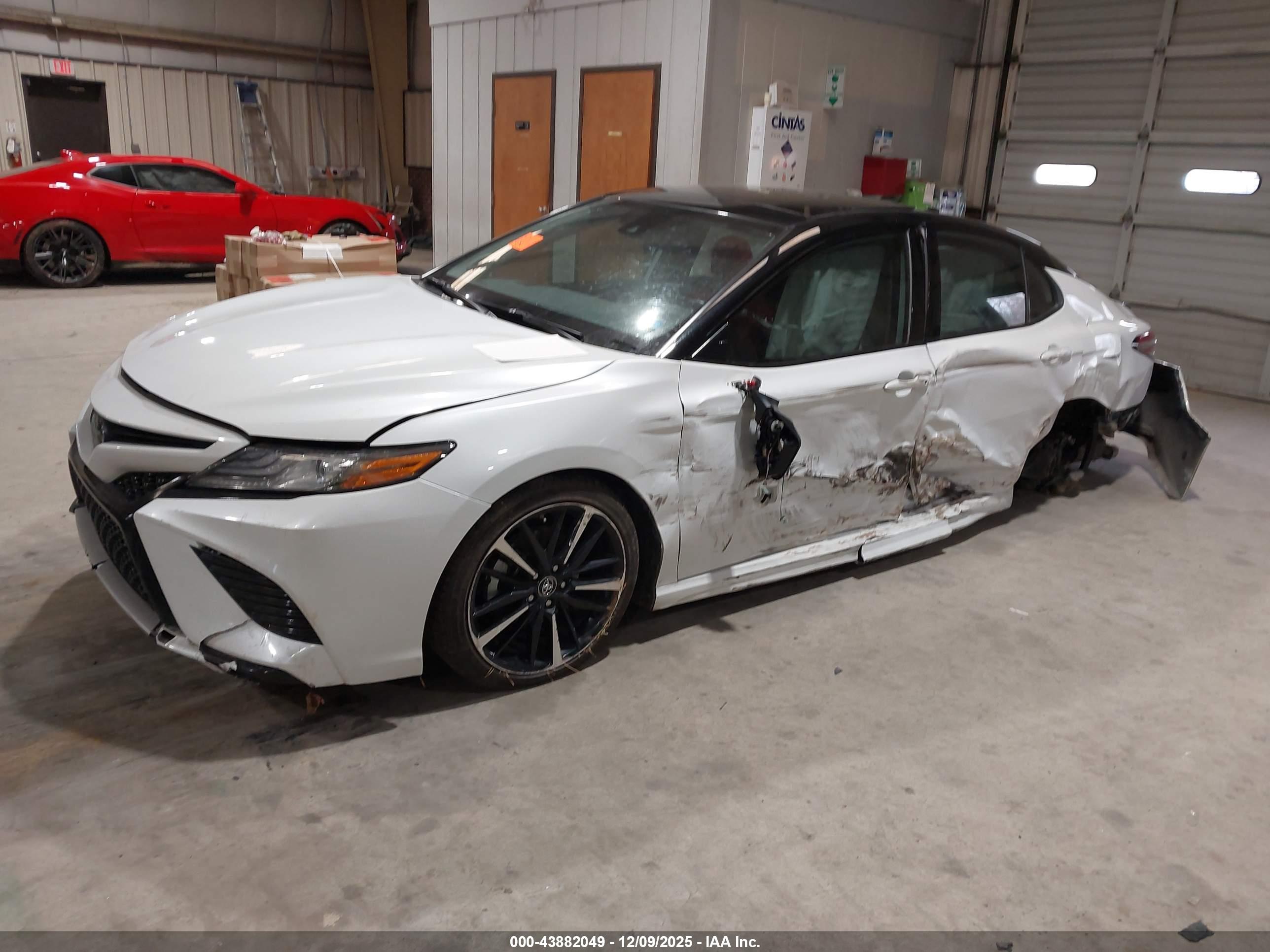TOYOTA CAMRY image 2