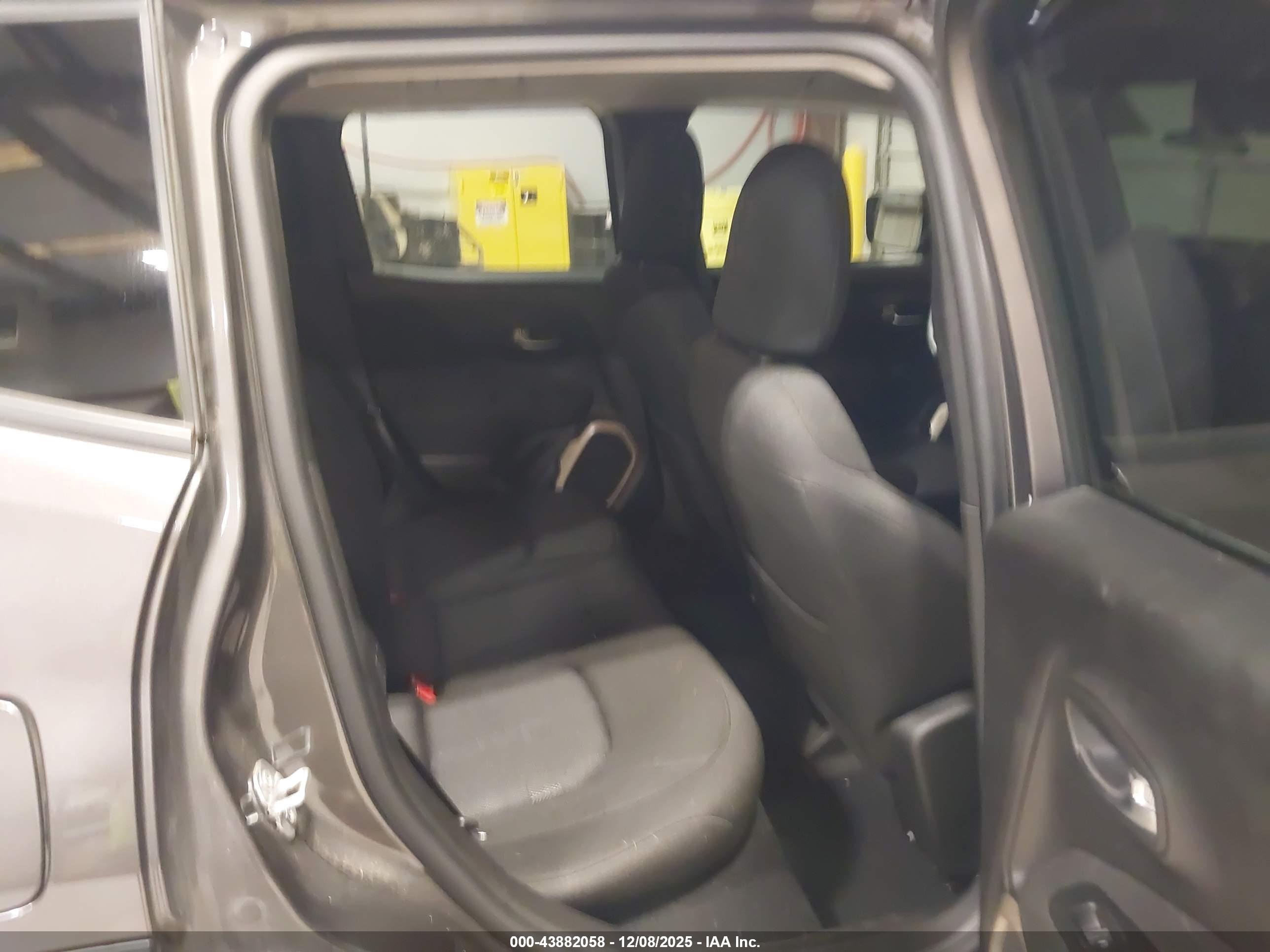 JEEP RENEGADE image 8