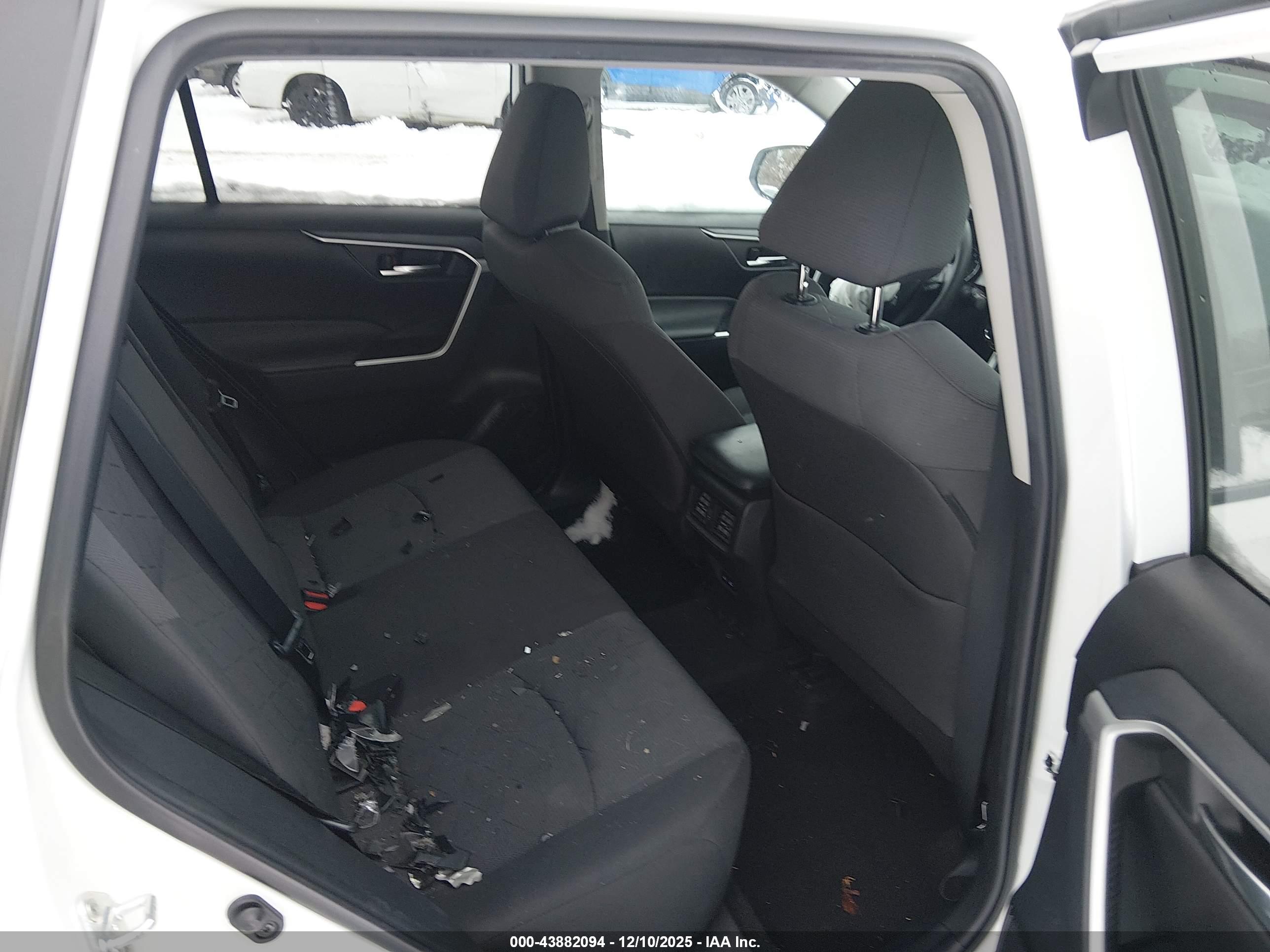 TOYOTA RAV4 image 8