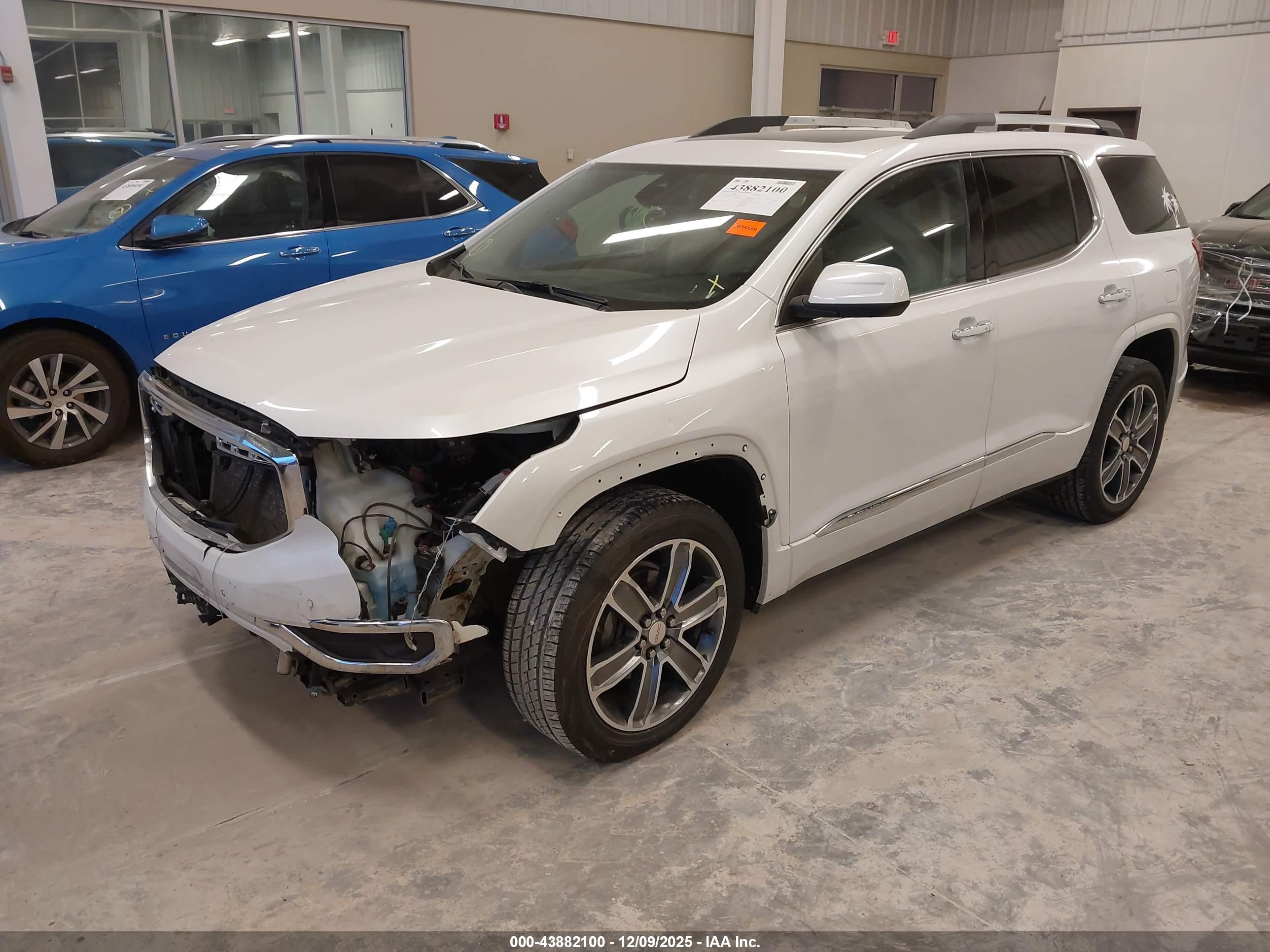 GMC ACADIA image 2
