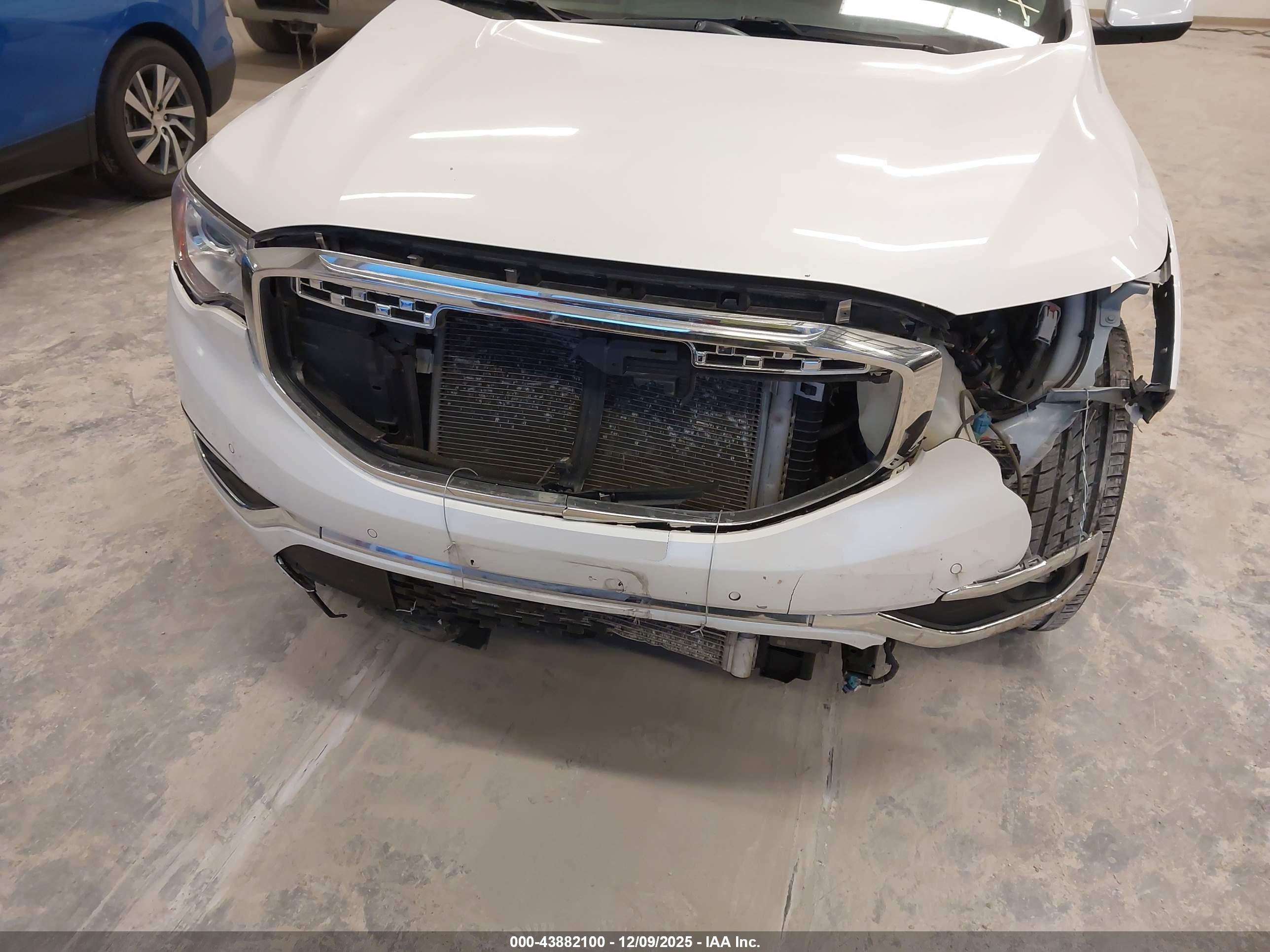 GMC ACADIA image 6