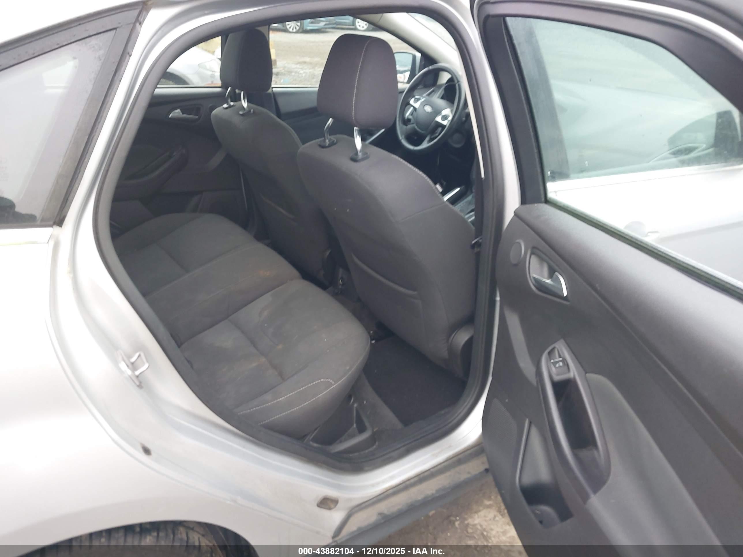 FORD FOCUS image 8