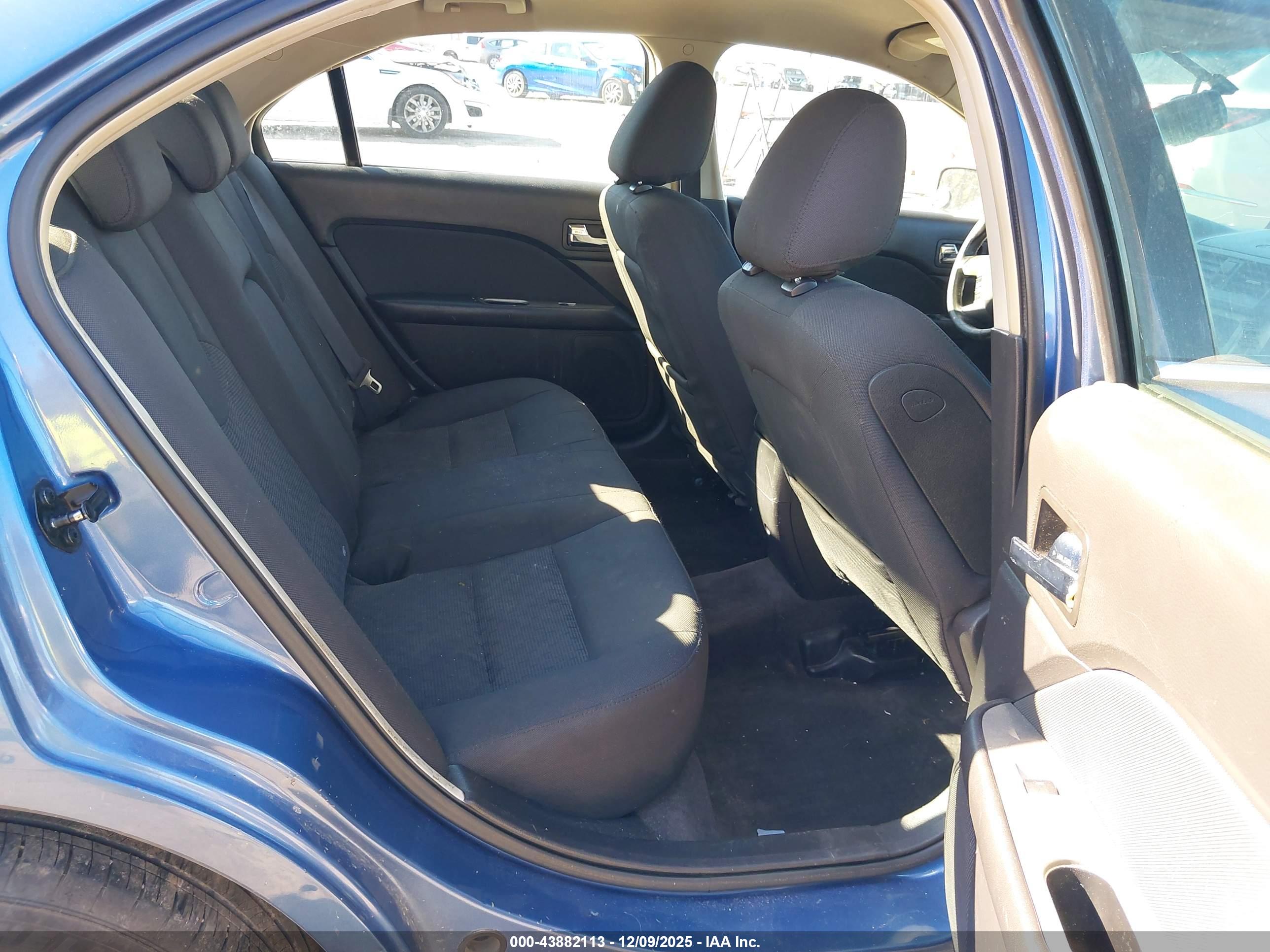FORD FUSION image 8