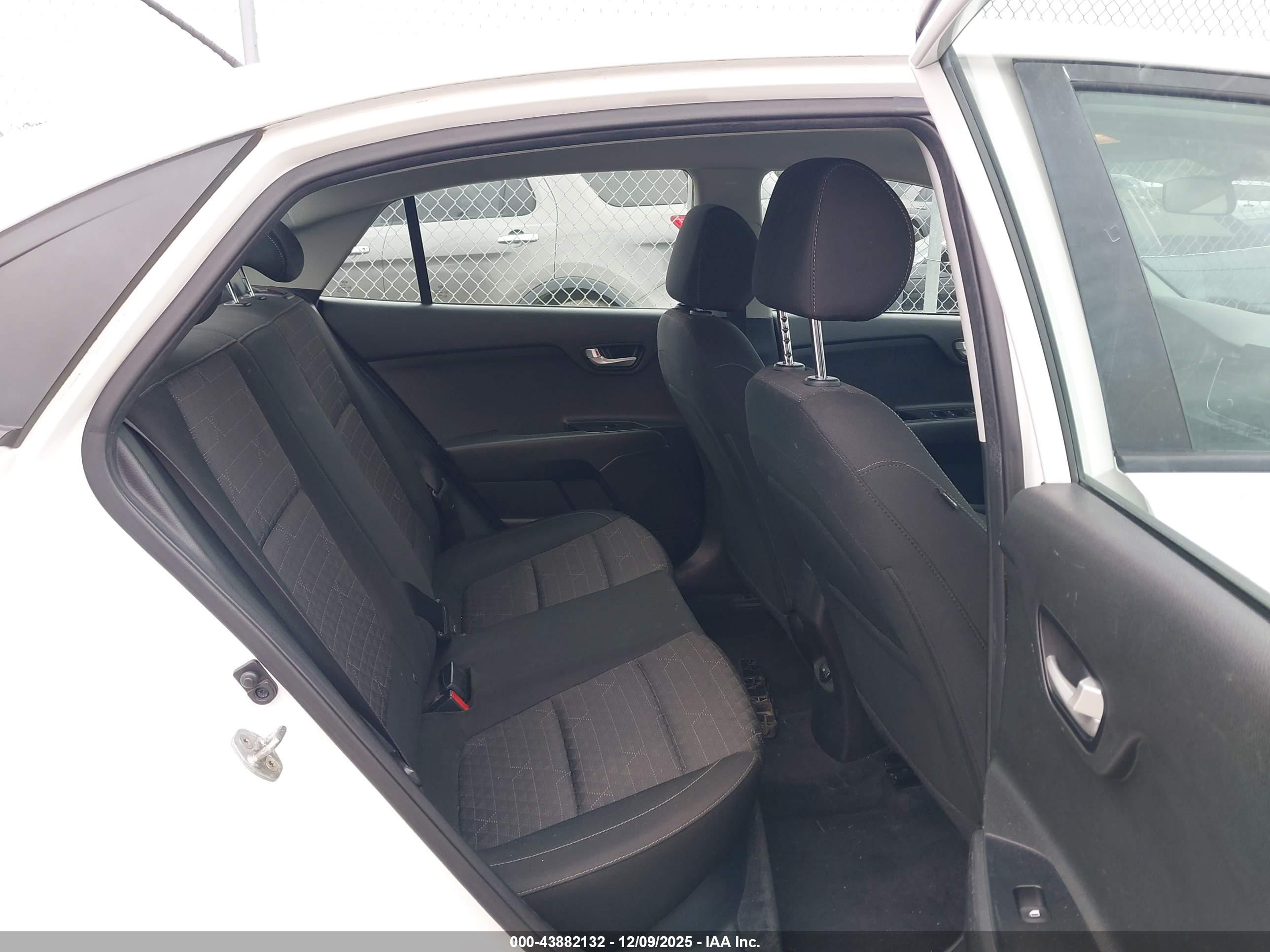 KIA RIO image 8