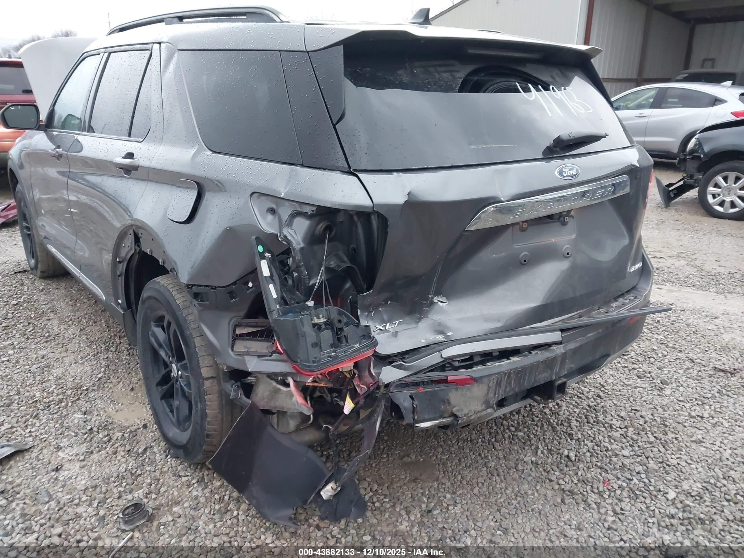 FORD EXPLORER image 6