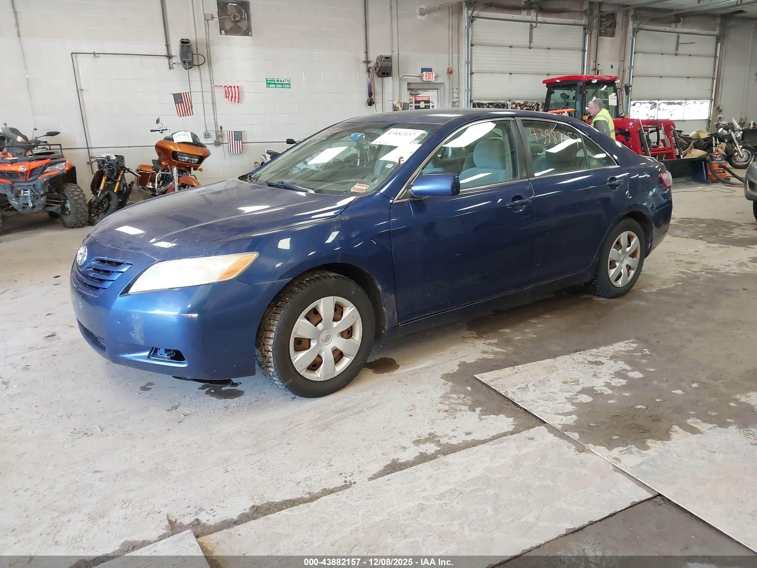 TOYOTA CAMRY image 2