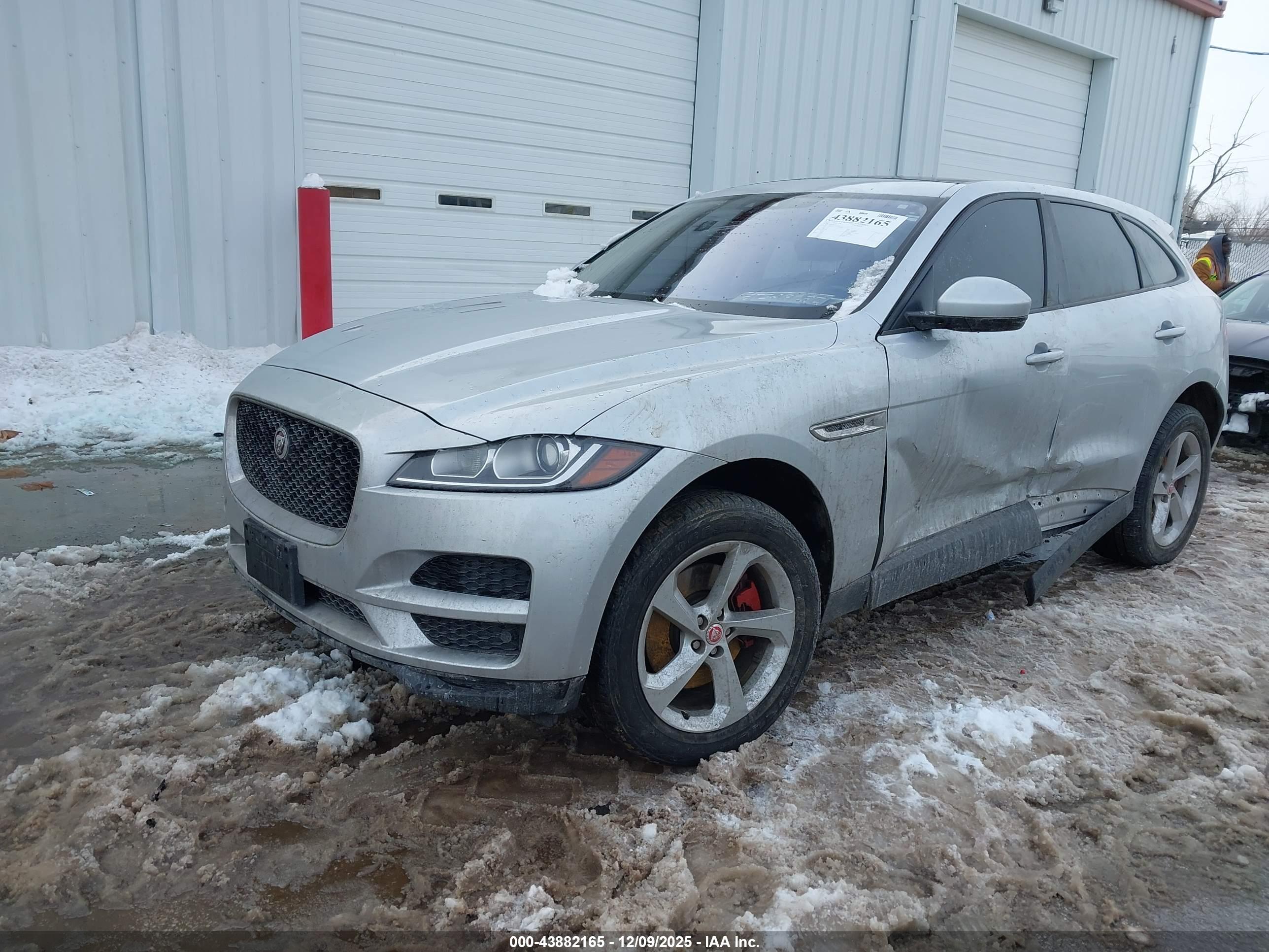 JAGUAR F-PACE image 2