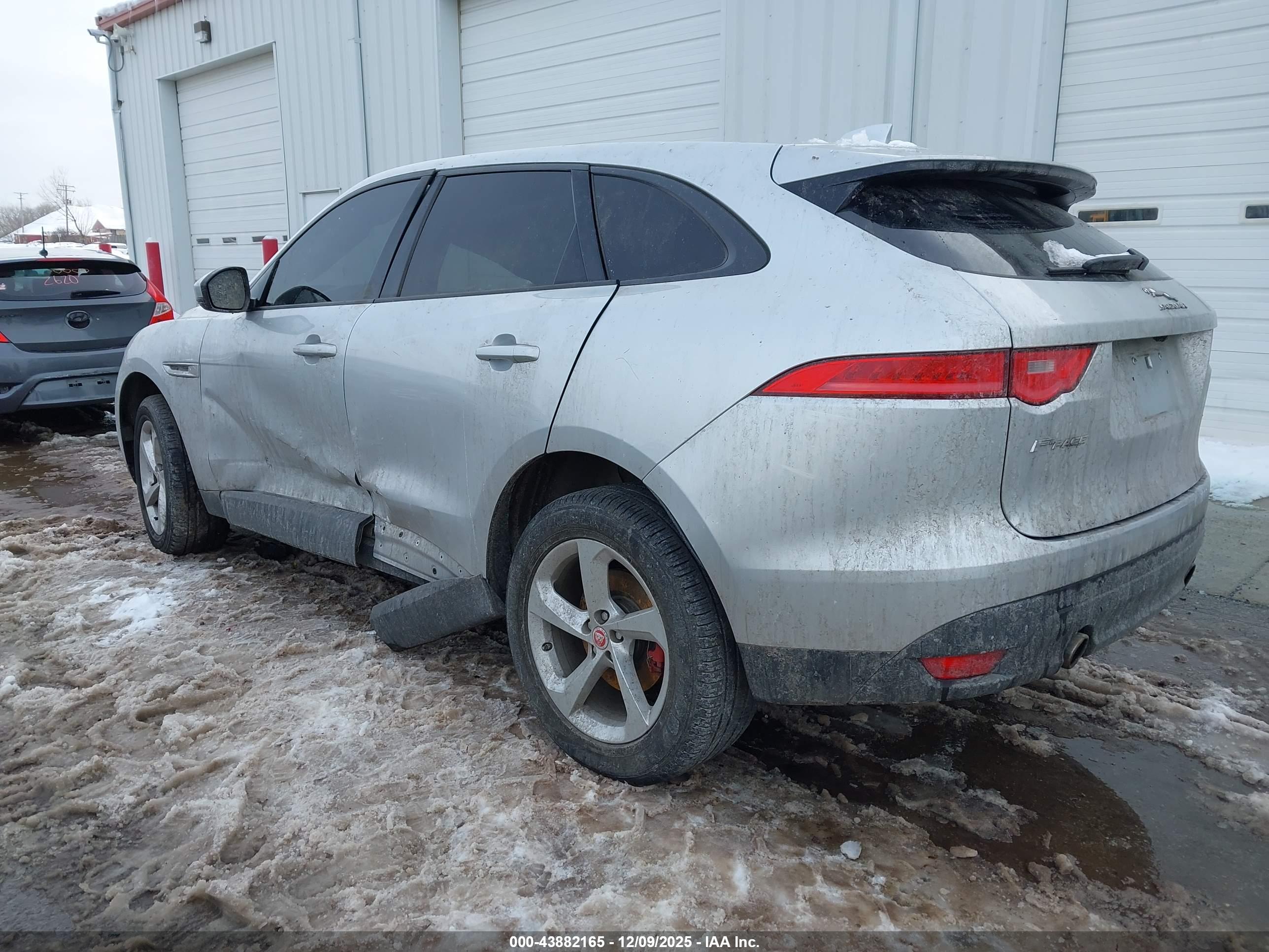 JAGUAR F-PACE image 3