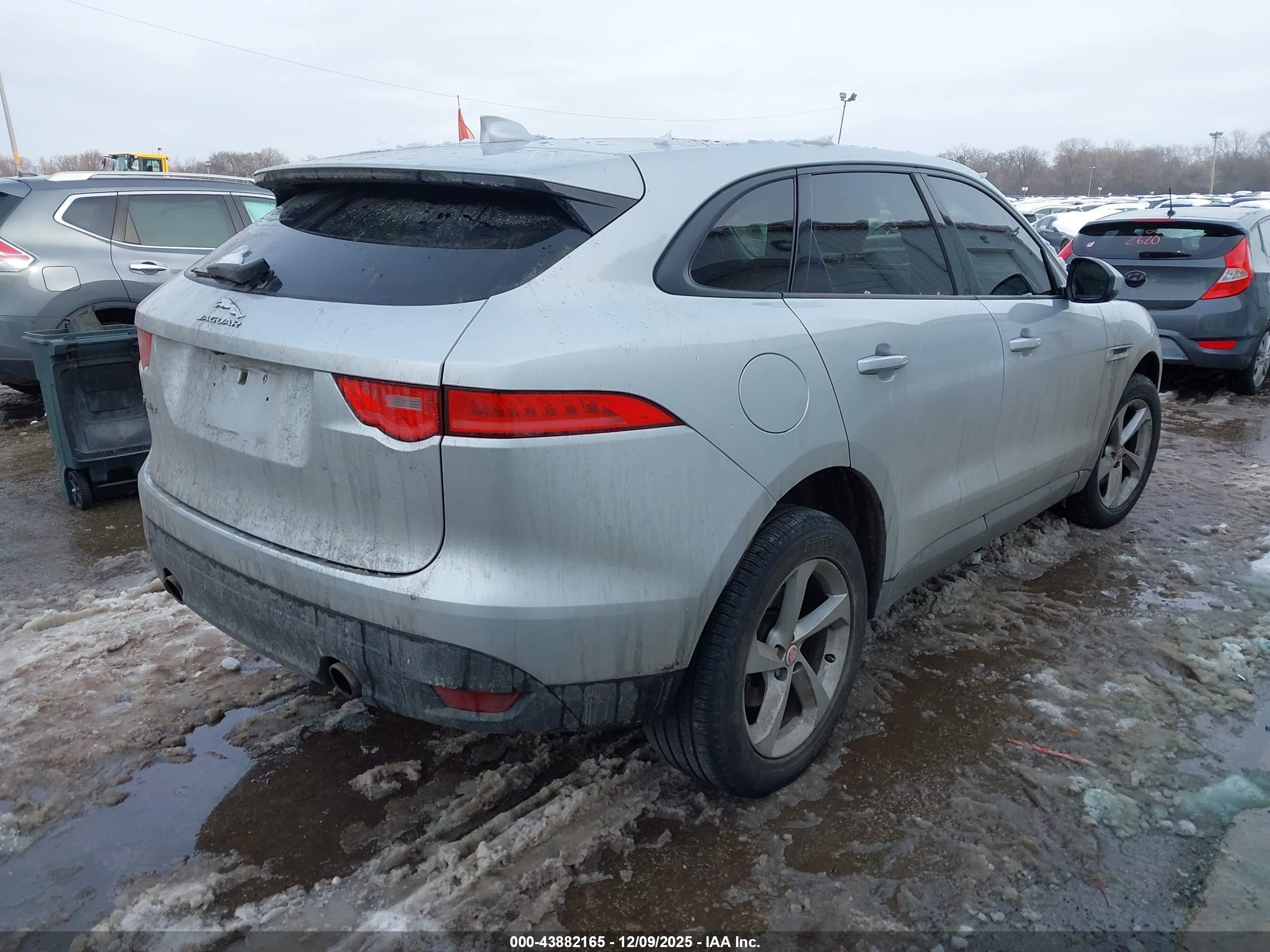JAGUAR F-PACE image 4