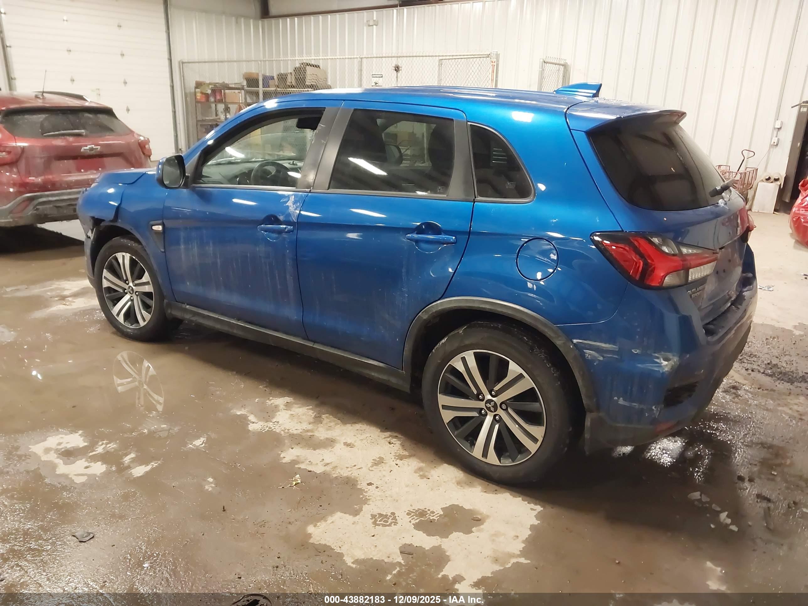 MITSUBISHI OUTLANDER image 3