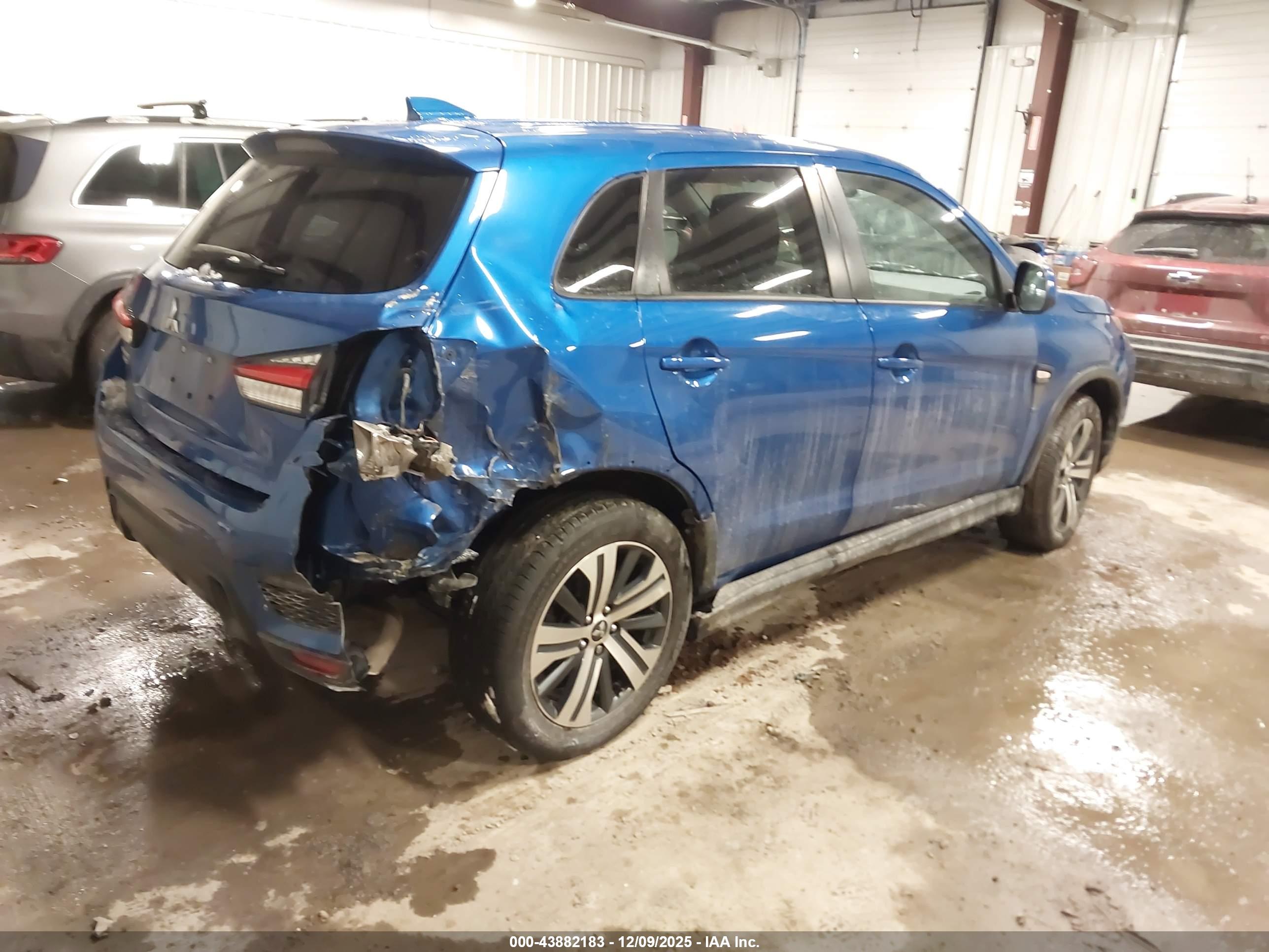 MITSUBISHI OUTLANDER image 4