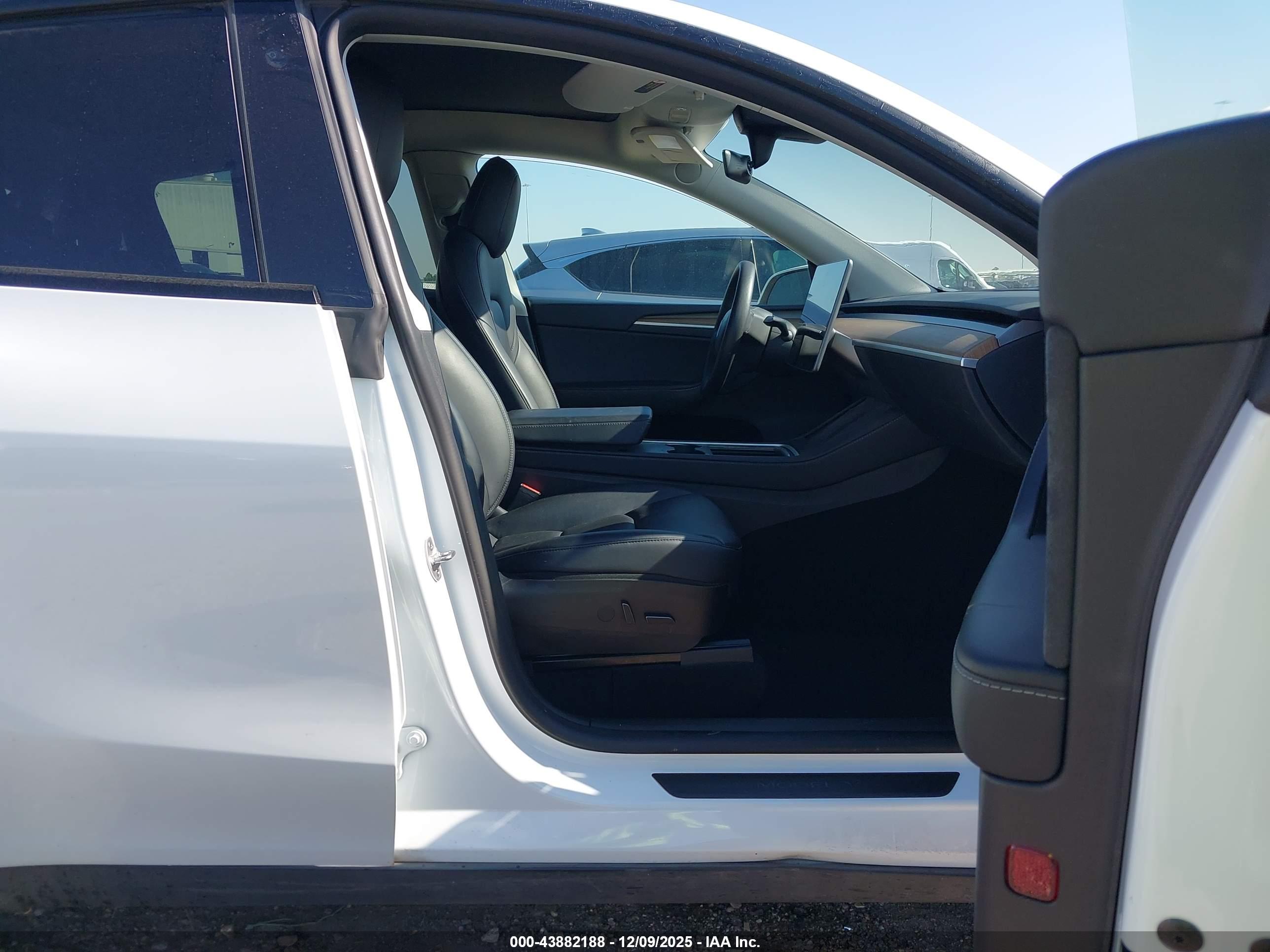 TESLA MODEL image 5