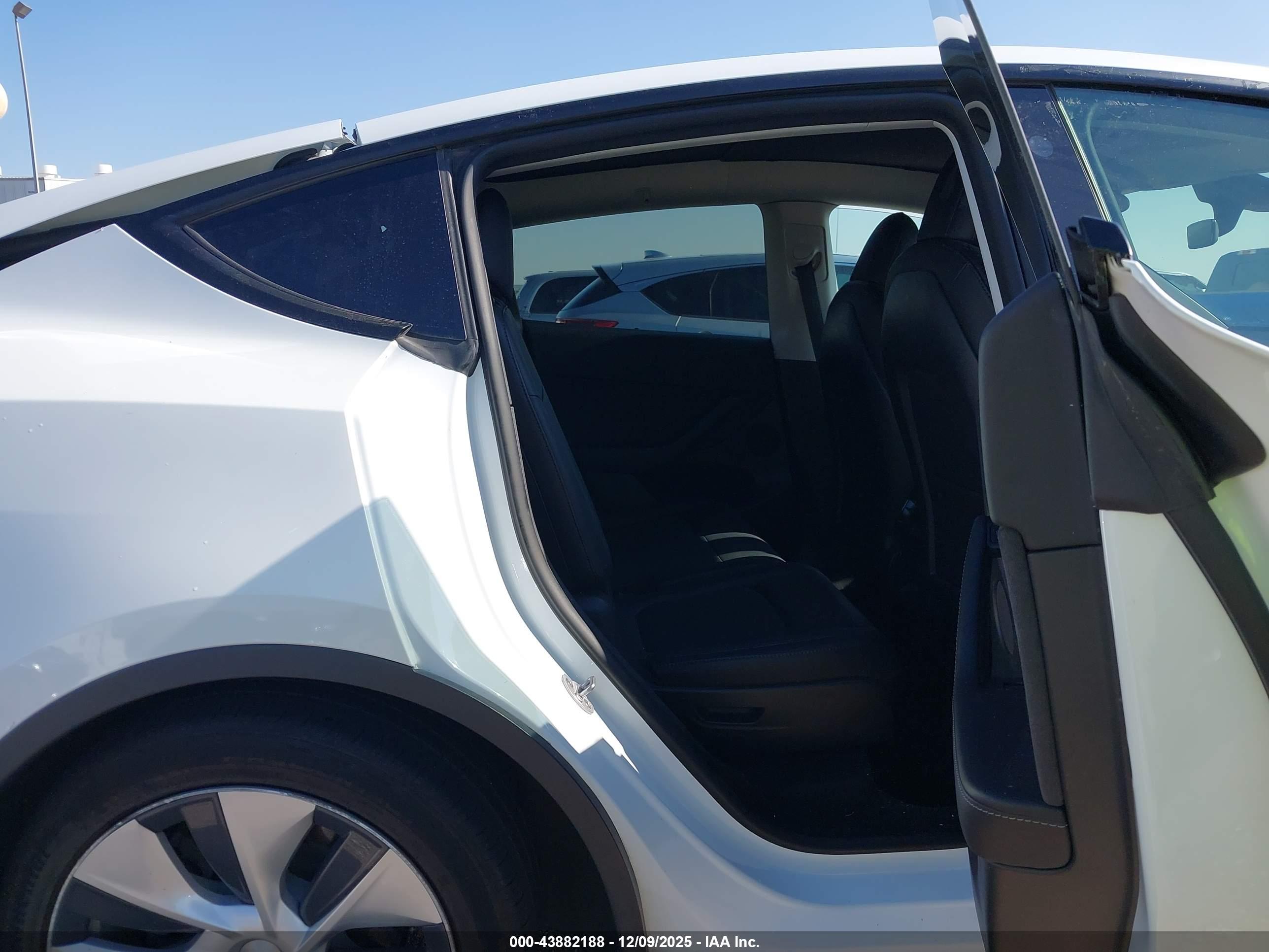 TESLA MODEL image 8