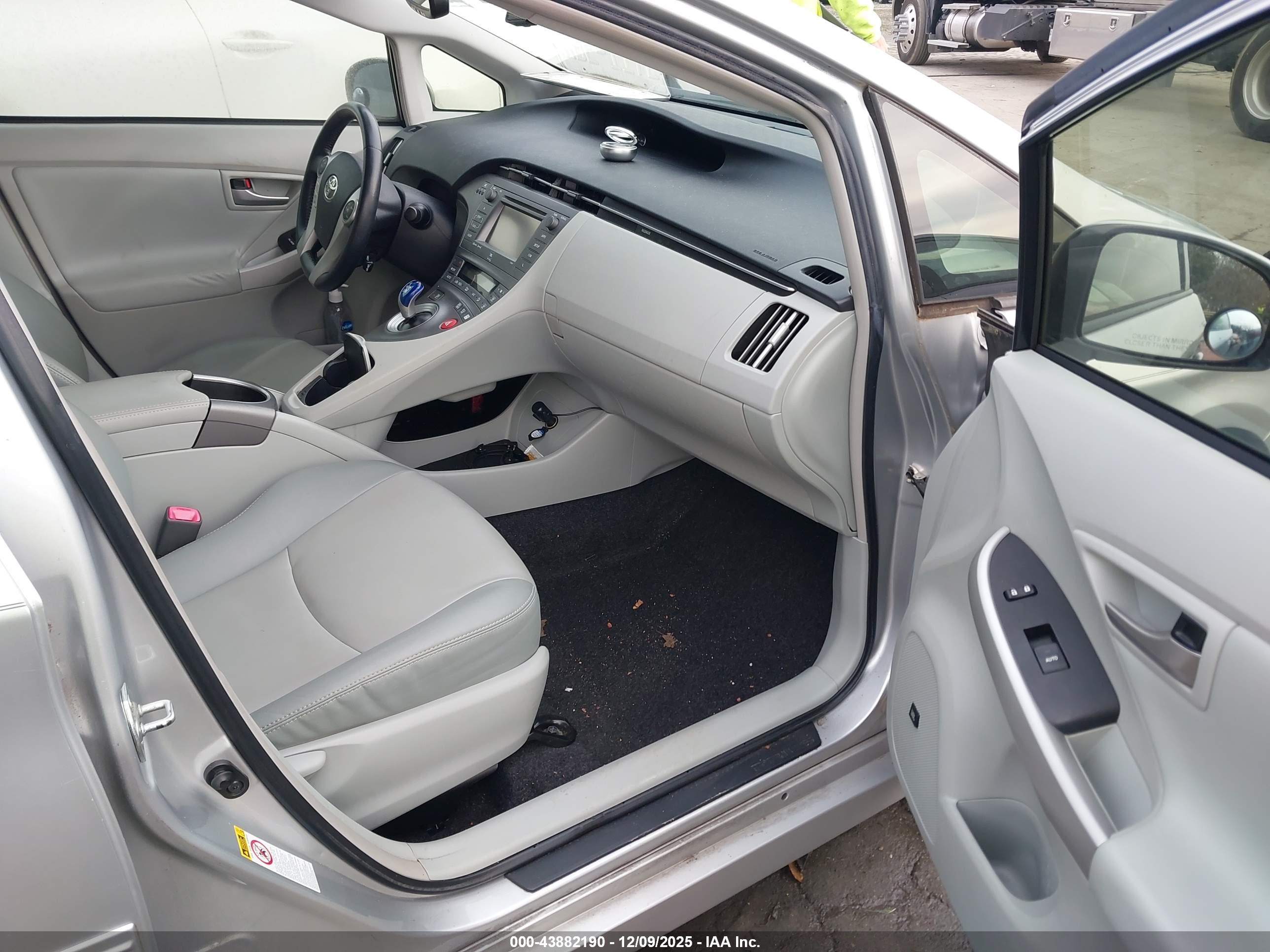 TOYOTA PRIUS image 5