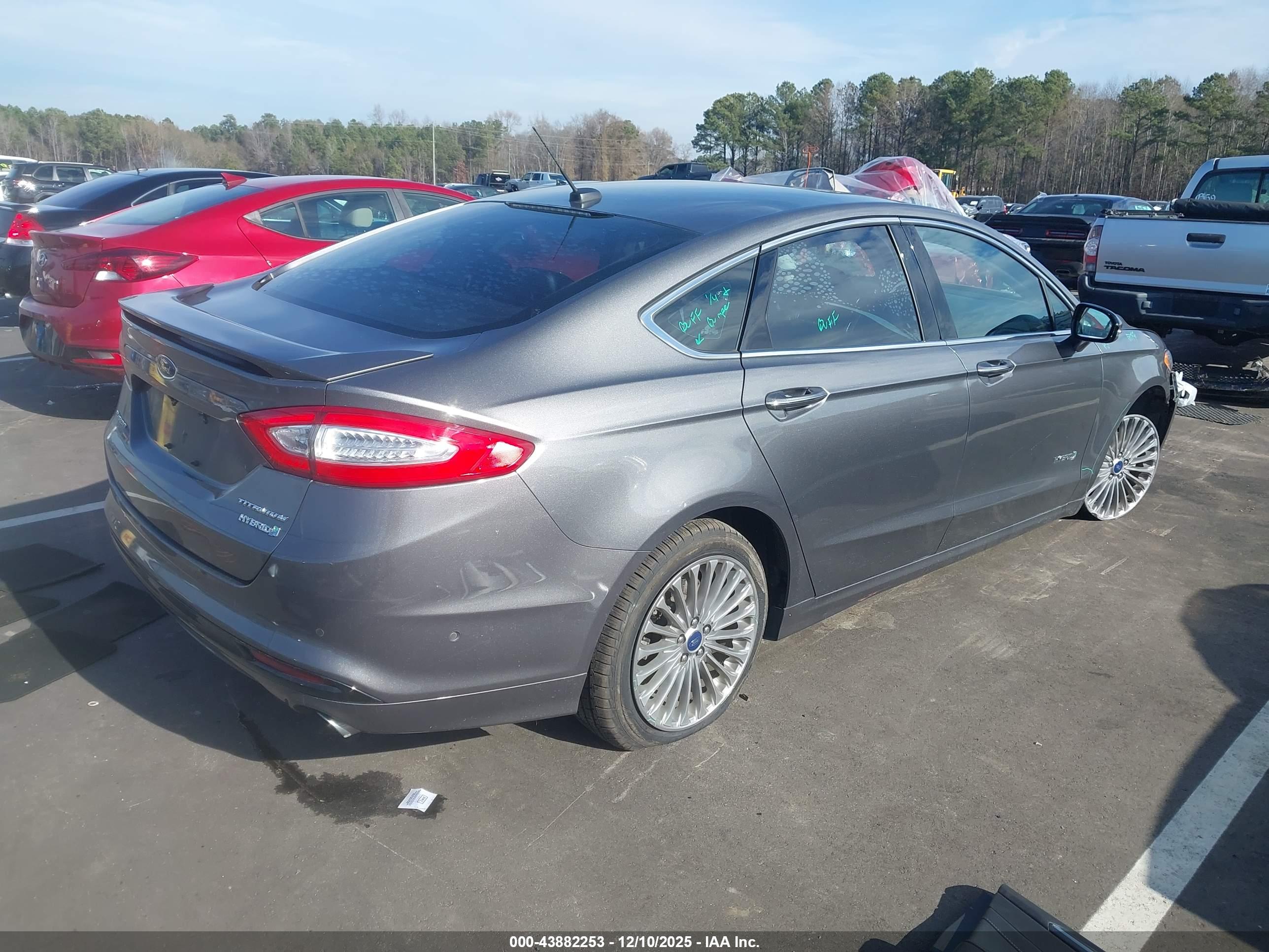 FORD FUSION image 4