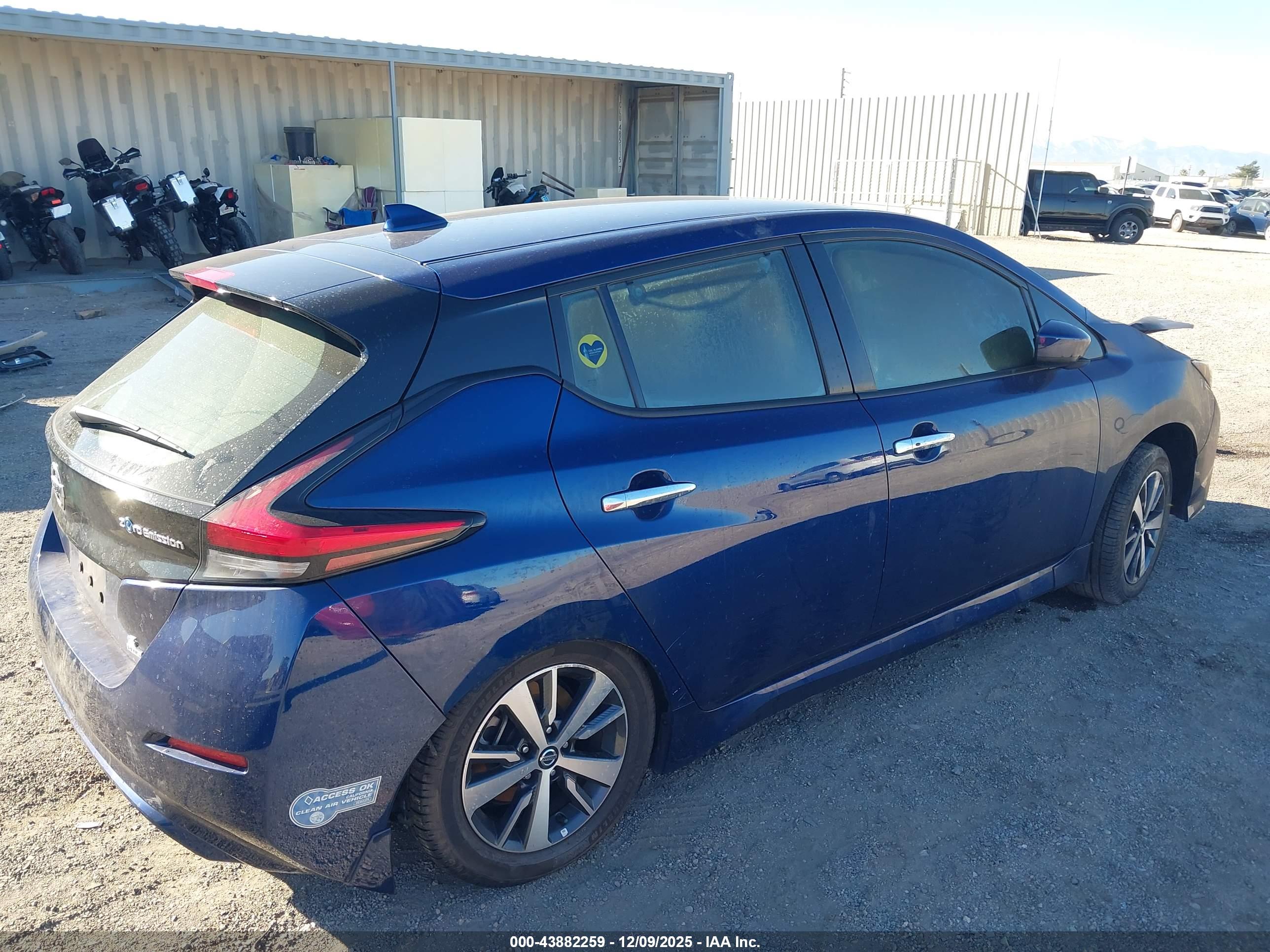 NISSAN LEAF image 4