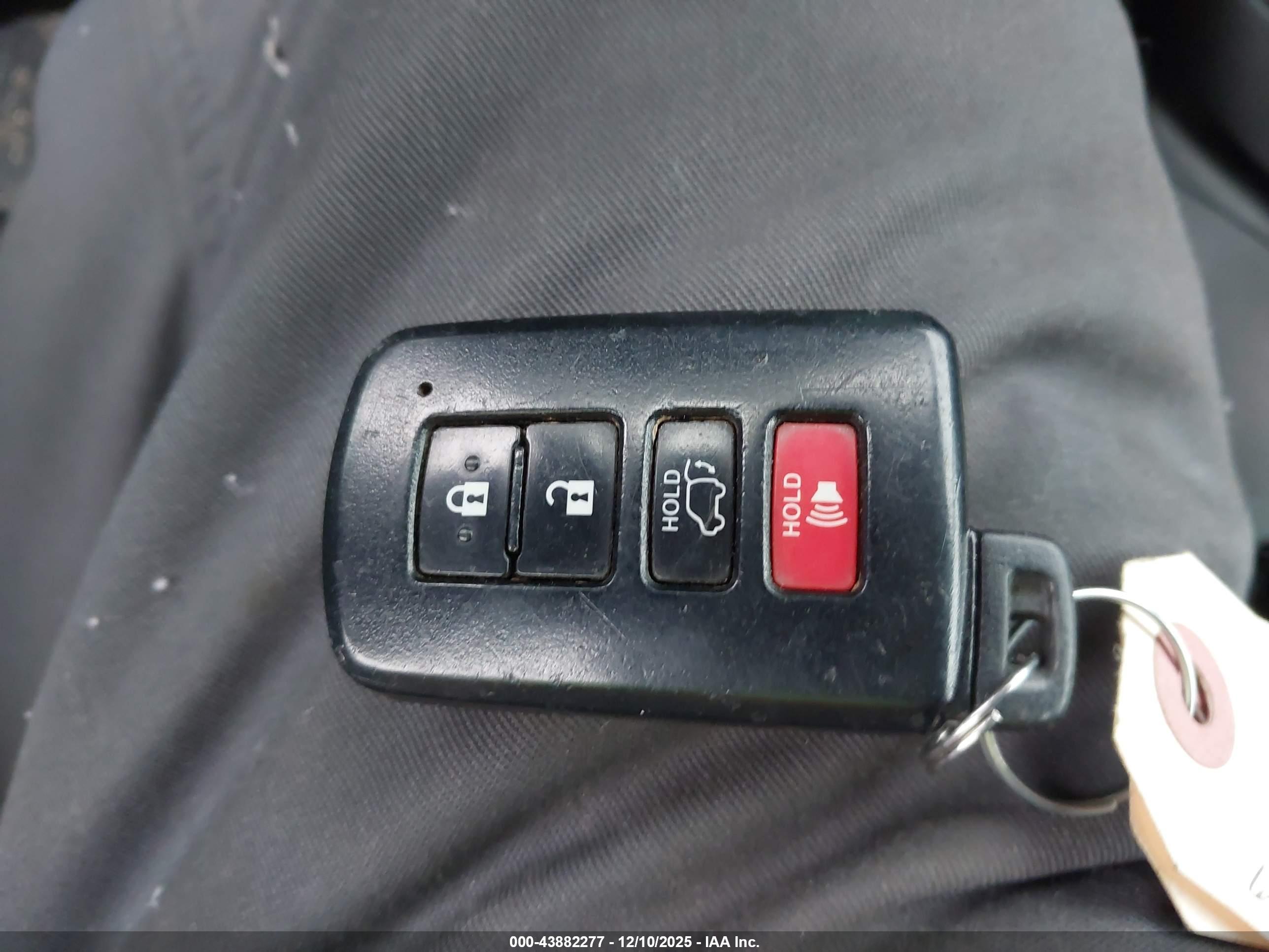 TOYOTA RAV4 image 11