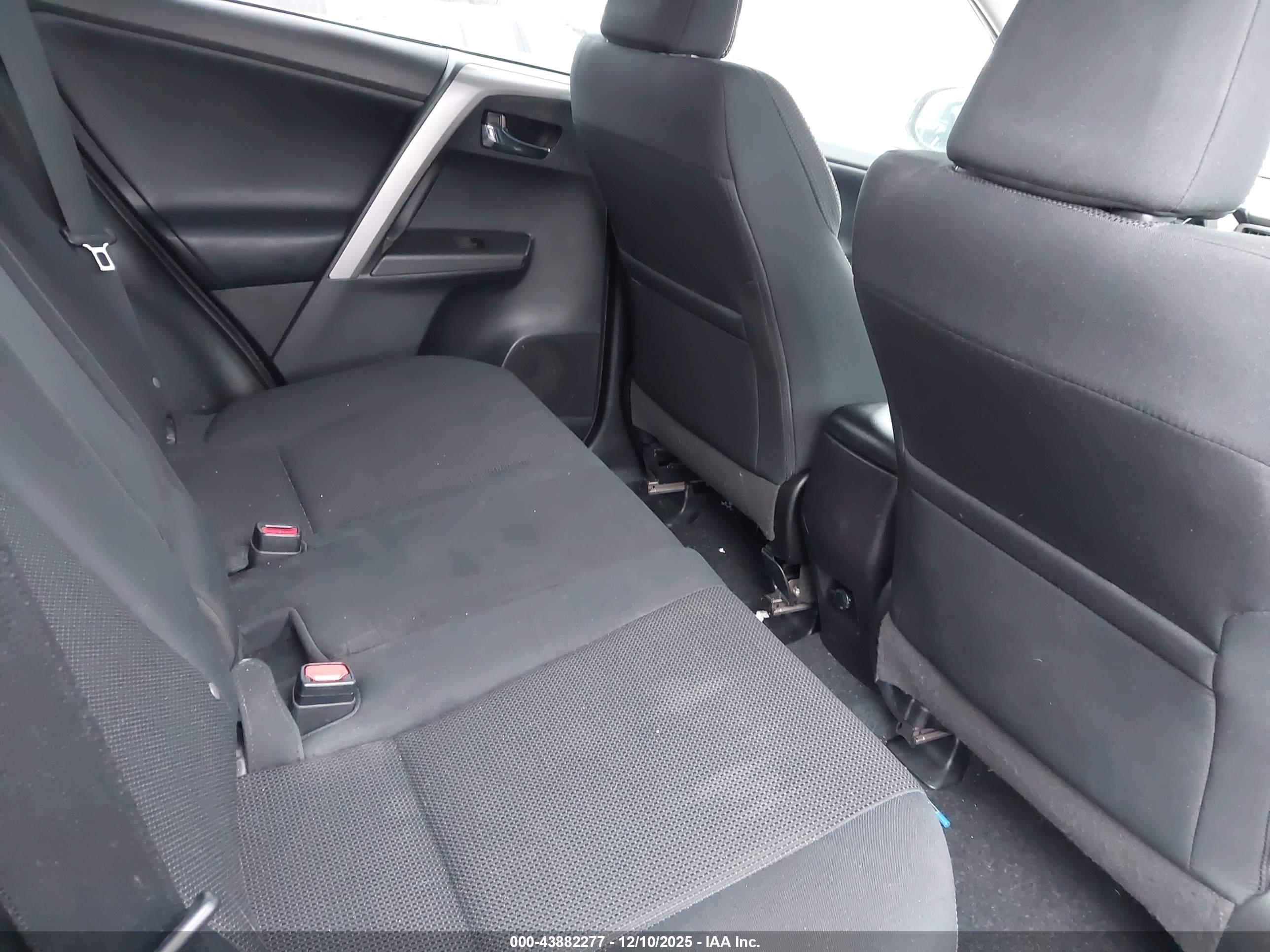 TOYOTA RAV4 image 8
