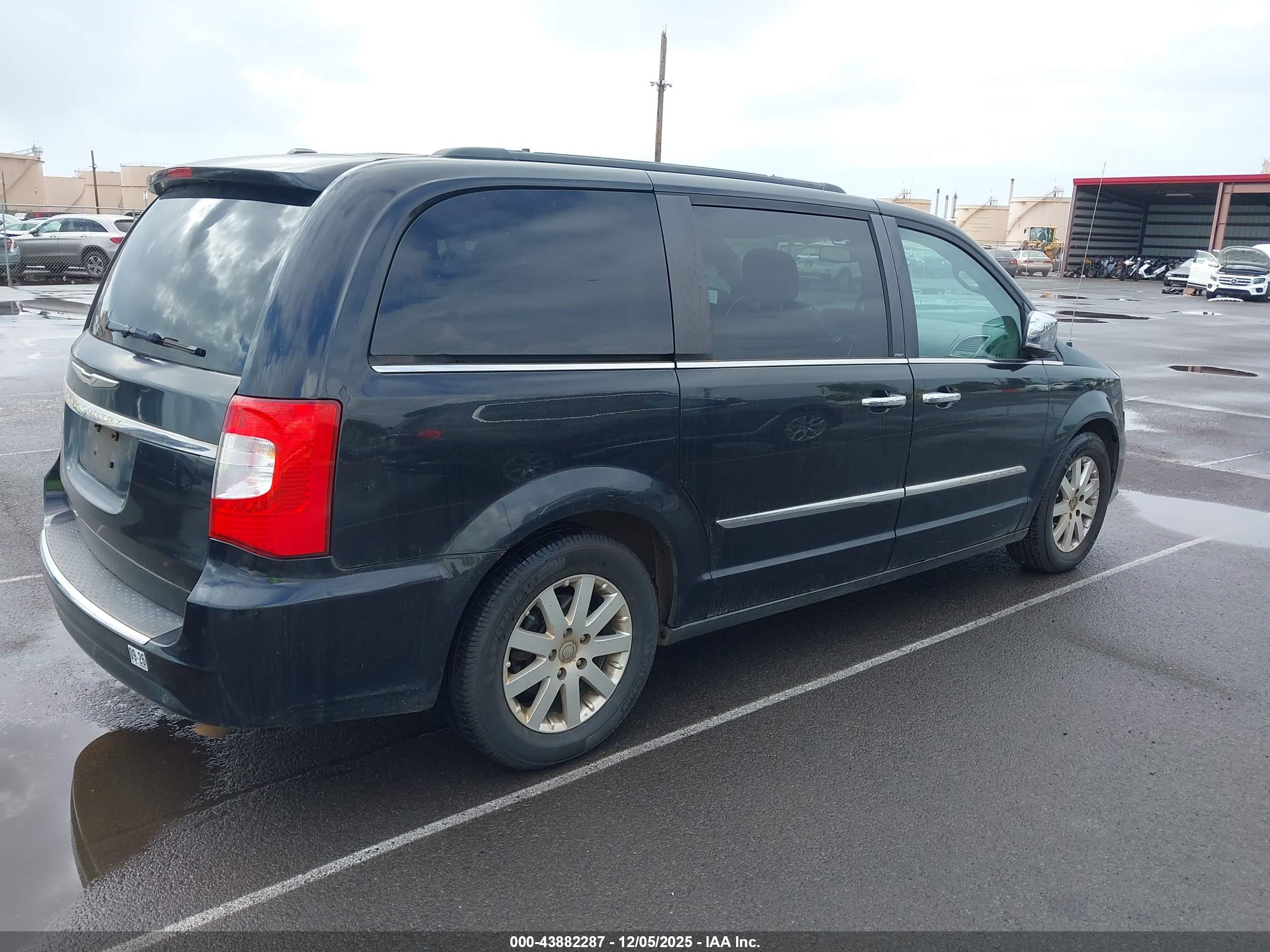 CHRYSLER TOWN image 4