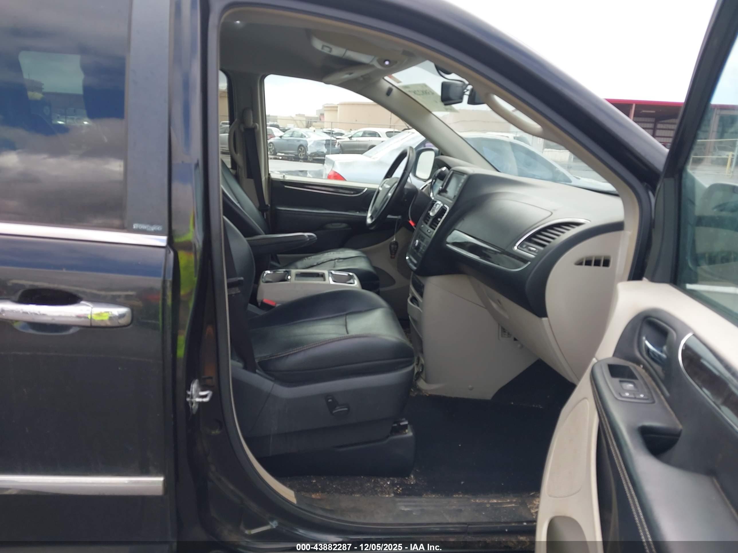 CHRYSLER TOWN image 5