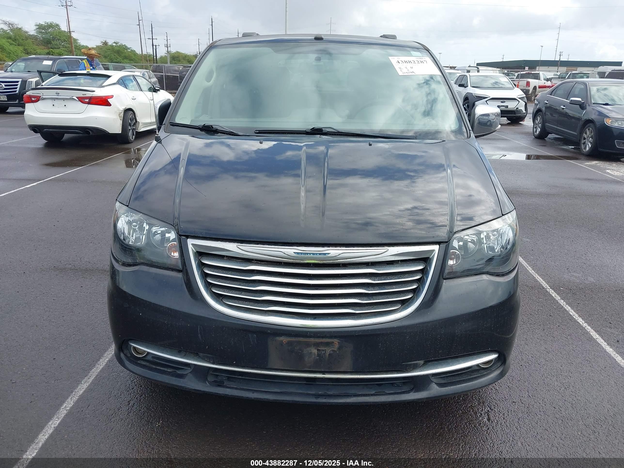CHRYSLER TOWN image 6