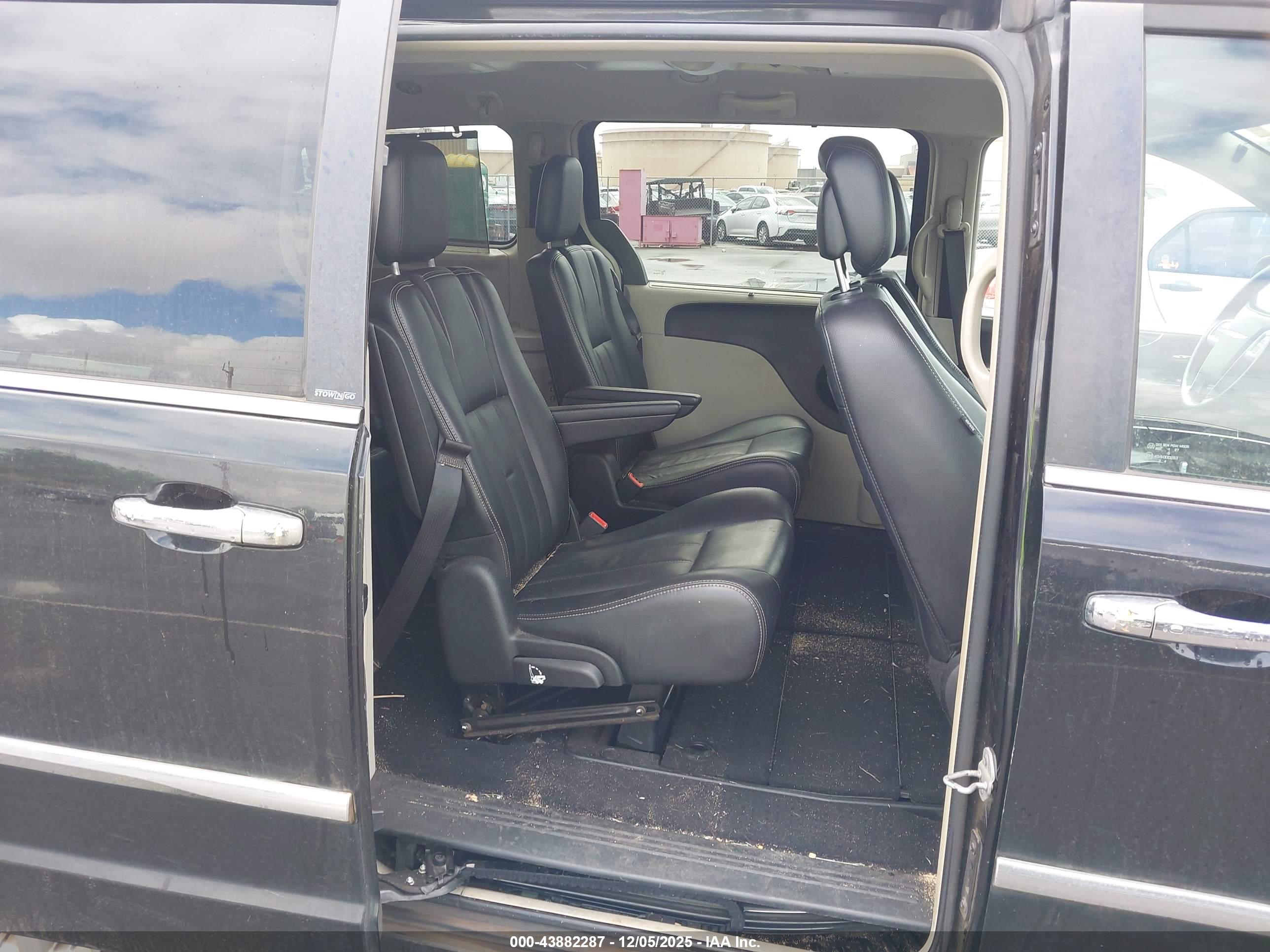 CHRYSLER TOWN image 8