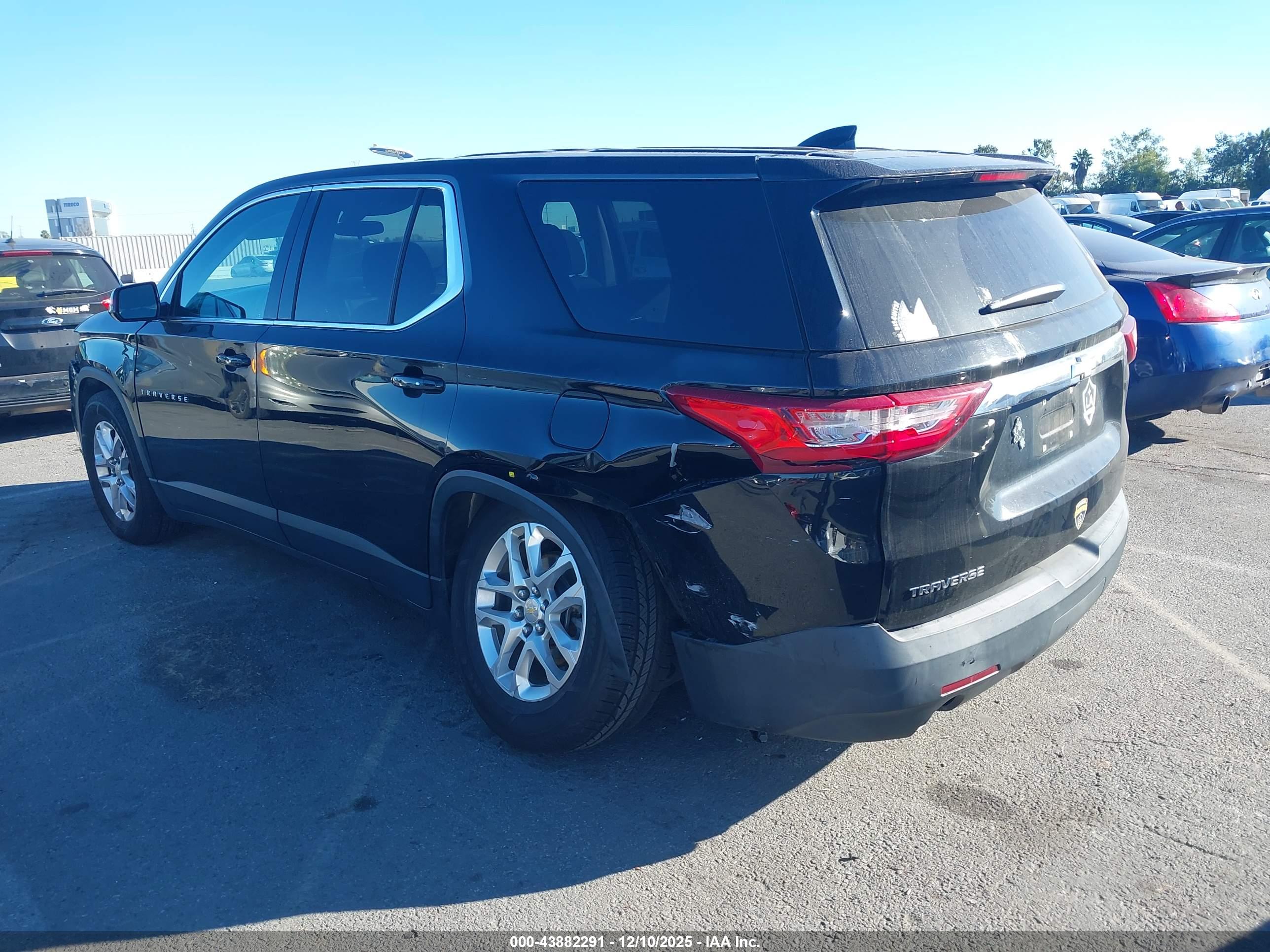CHEVROLET TRAVERSE image 3