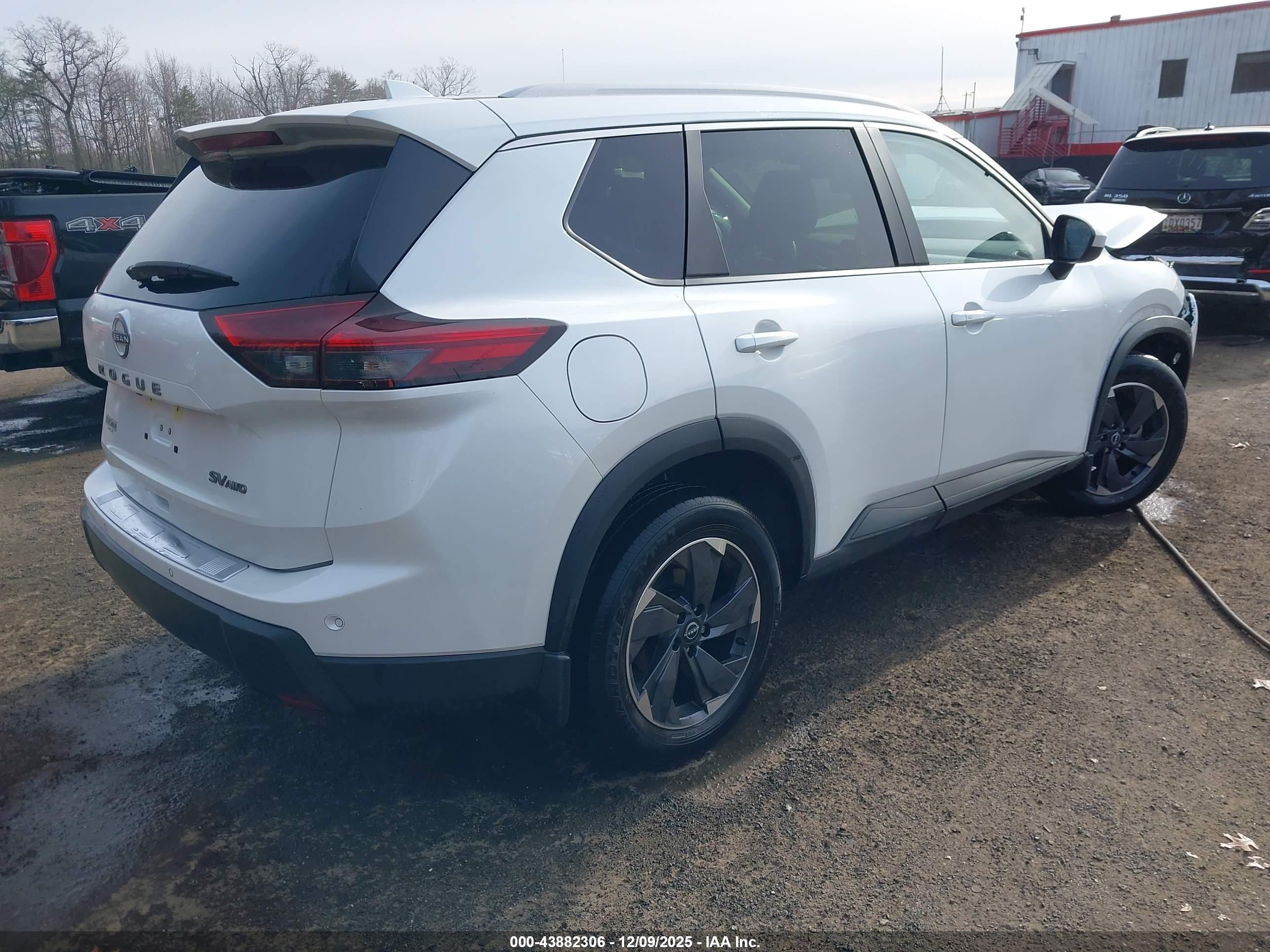 NISSAN ROGUE image 4