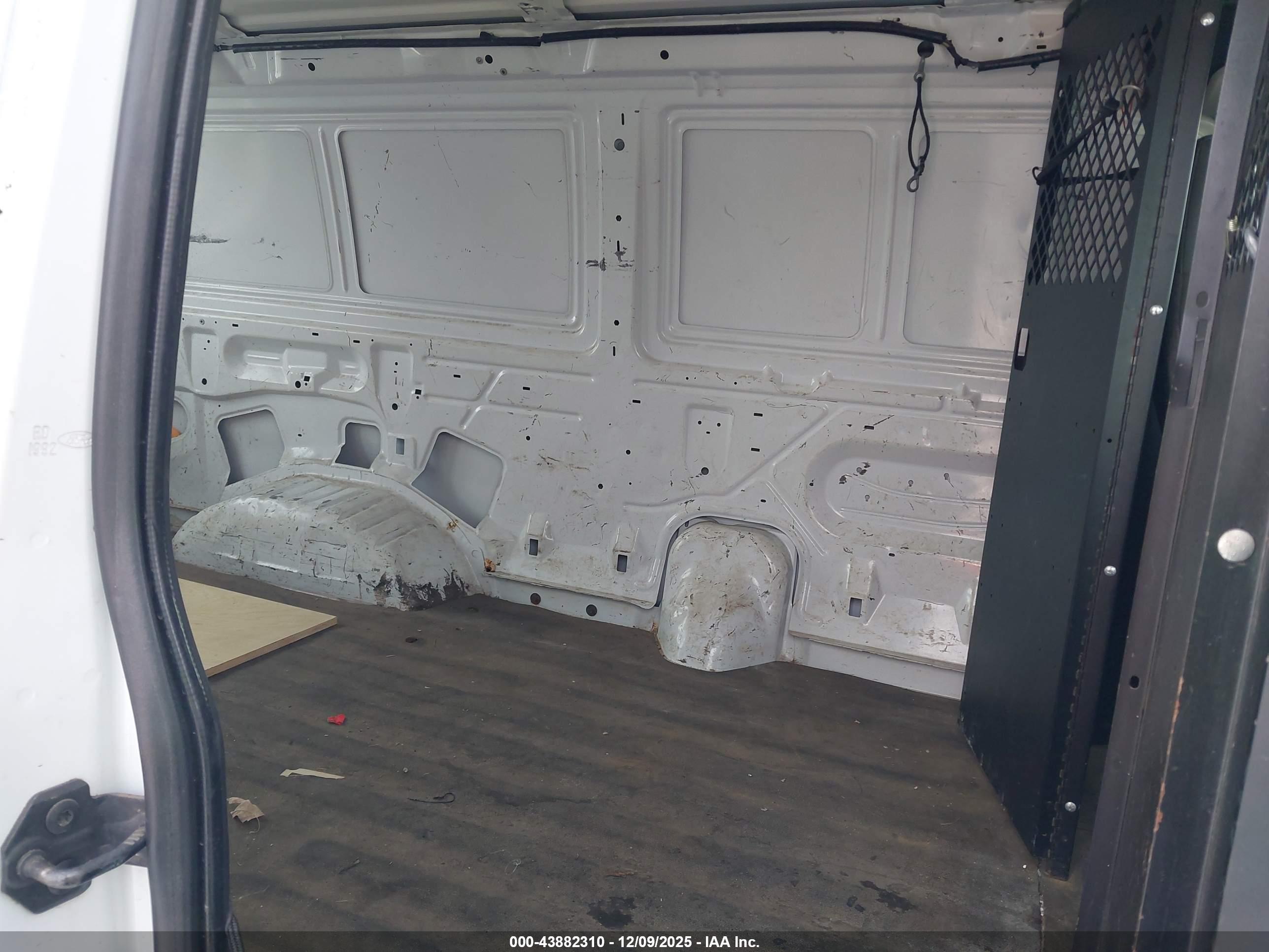 FORD E-350 image 8