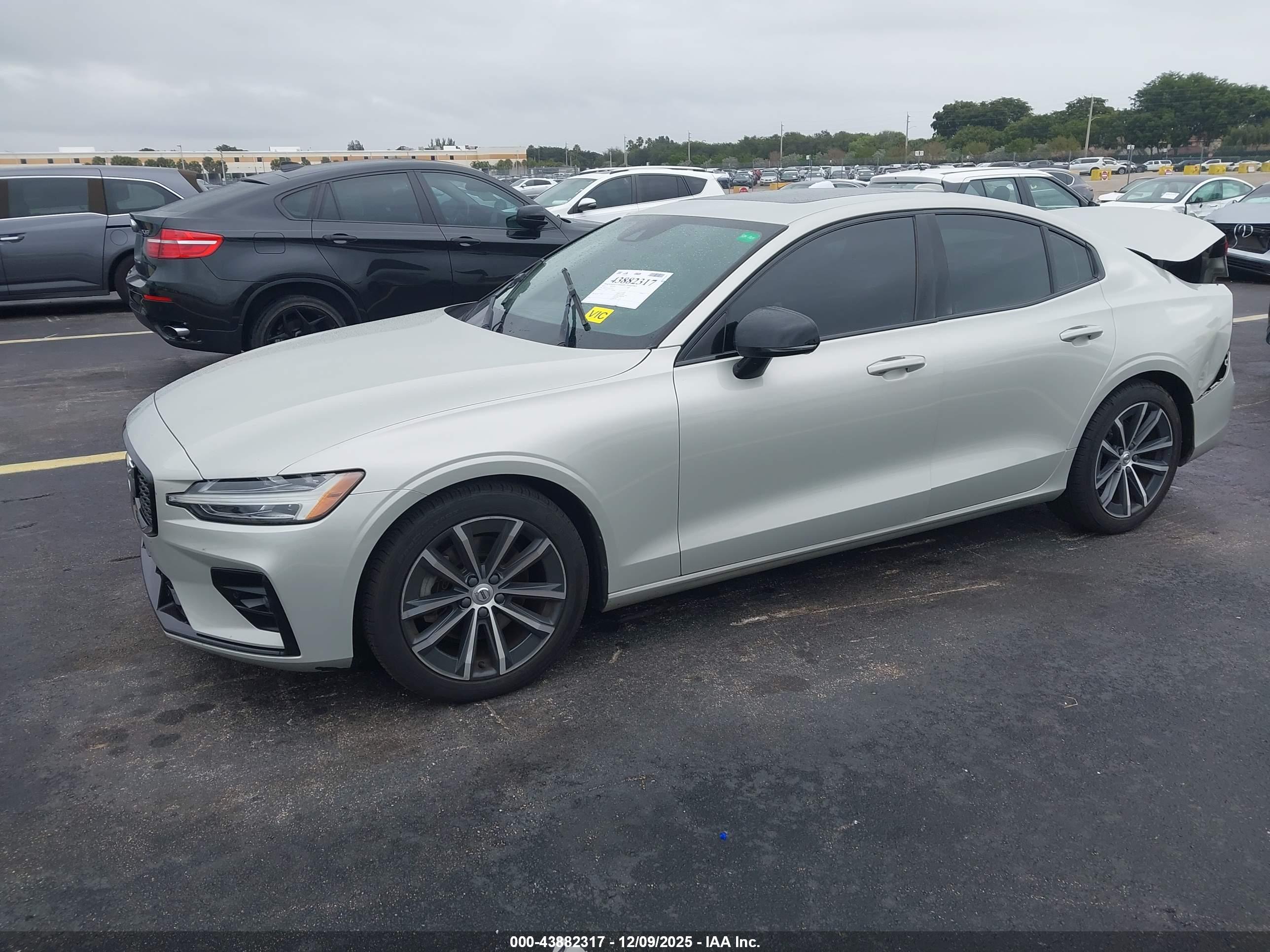VOLVO S60 image 2