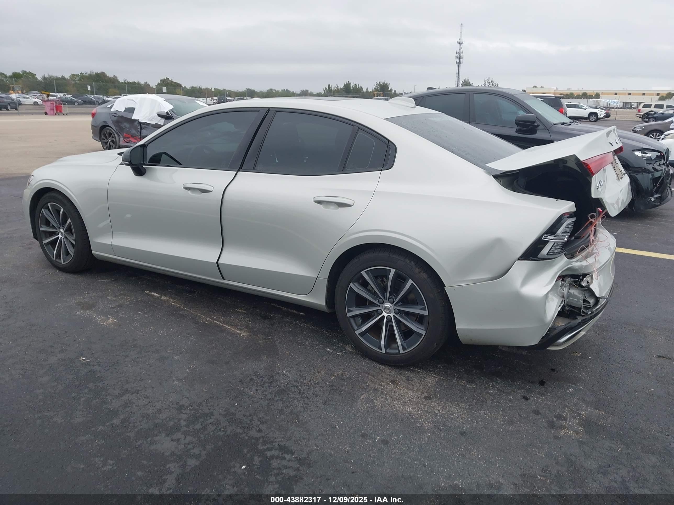 VOLVO S60 image 3