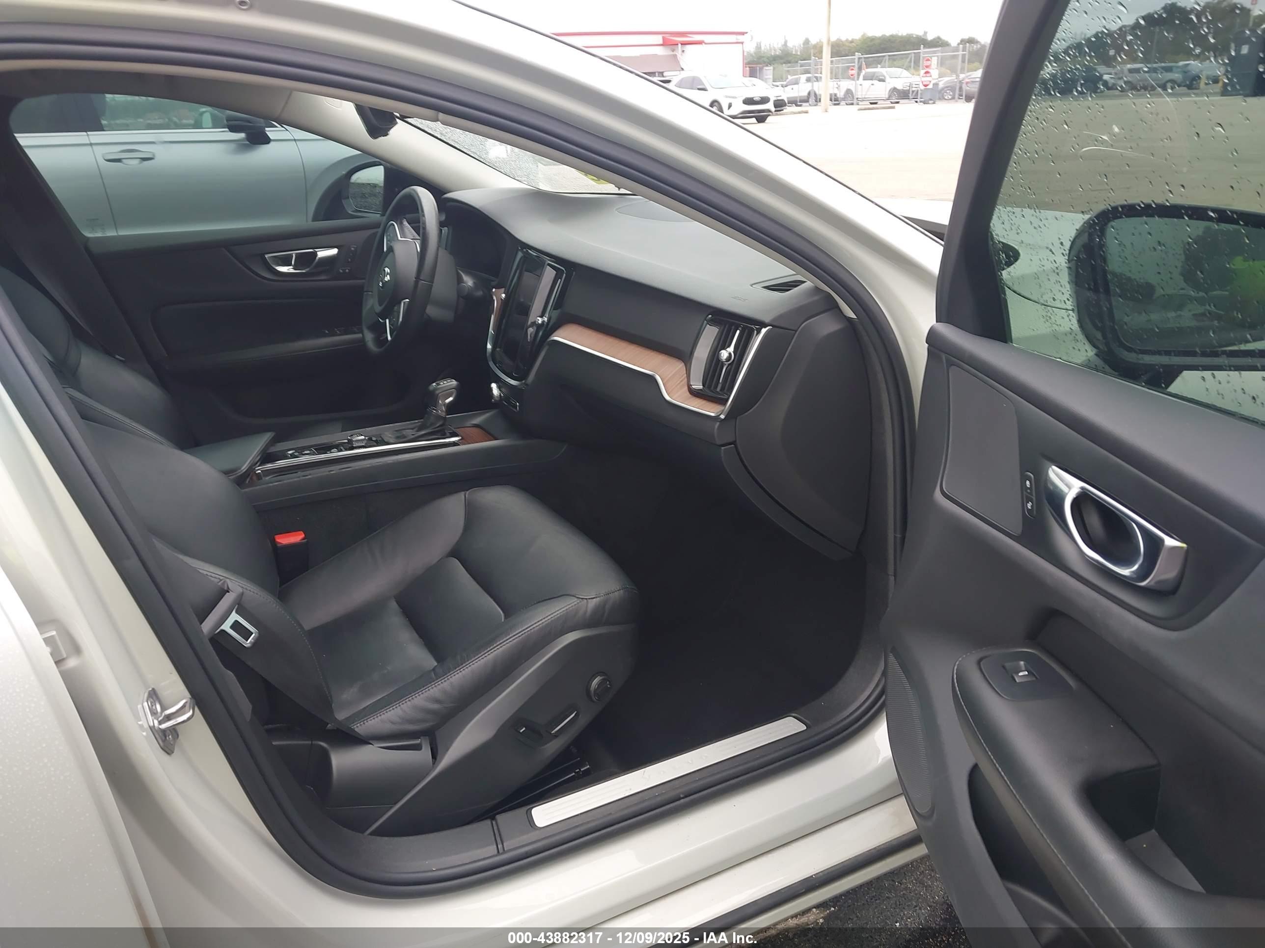 VOLVO S60 image 5