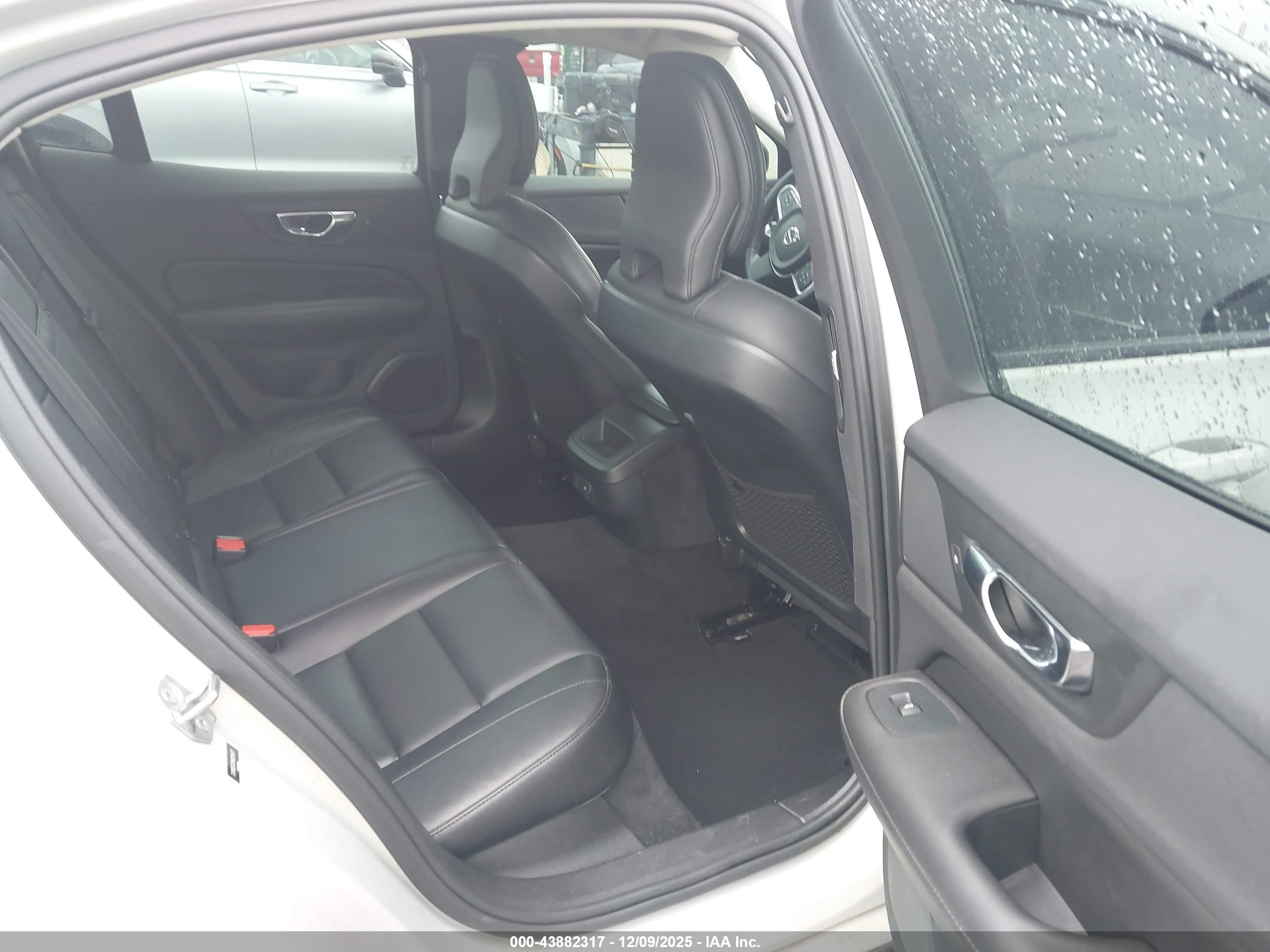 VOLVO S60 image 8