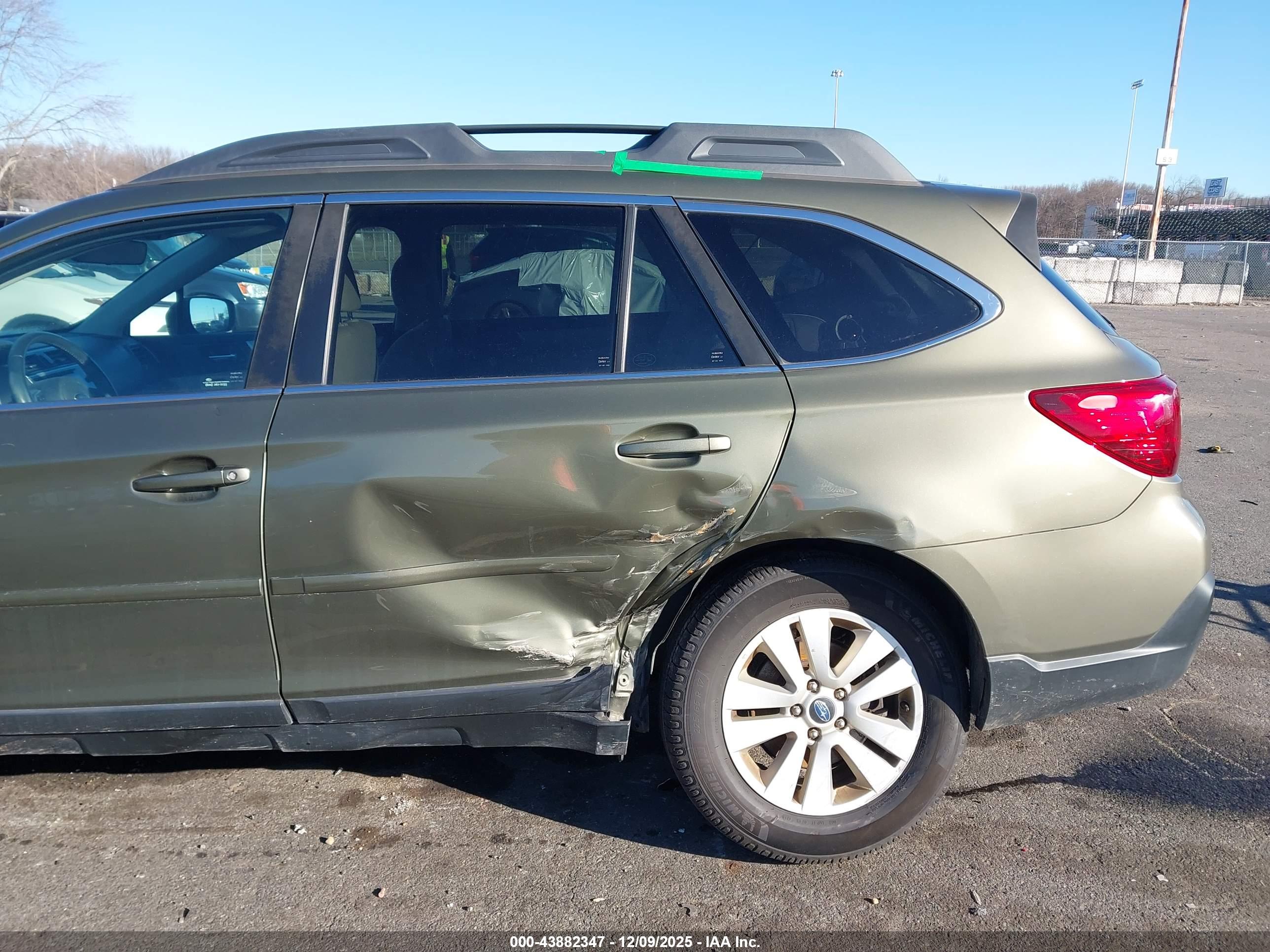 SUBARU OUTBACK image 6