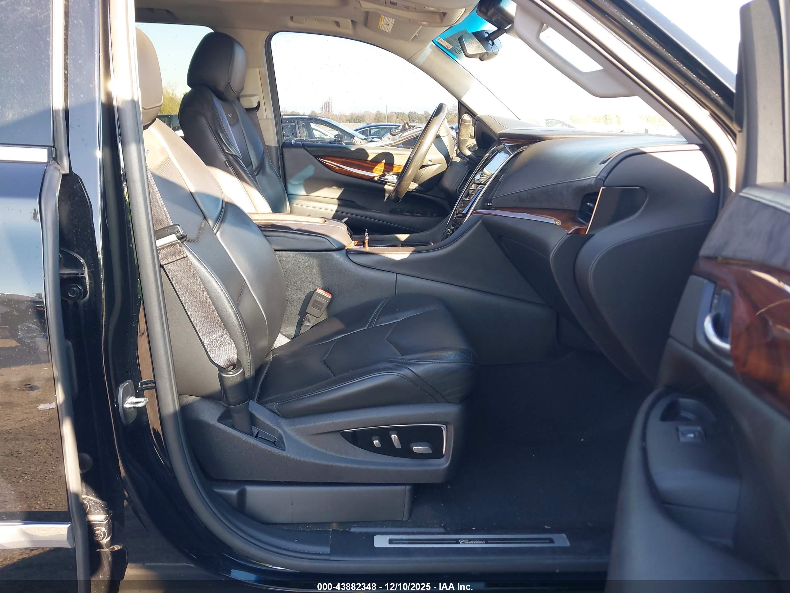 CADILLAC ESCALADE image 5